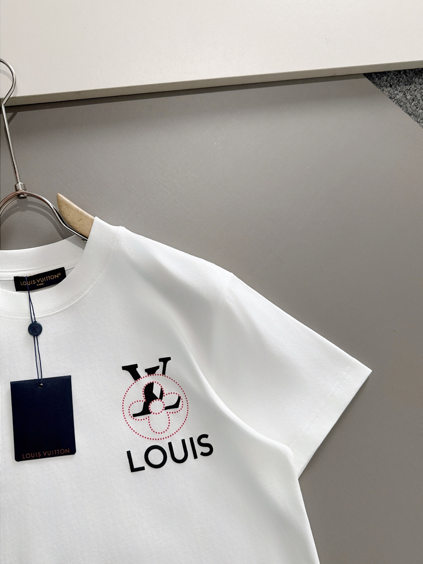 LV 2025春夏新款男女同款👫短袖T恤，！定制专属纯棉面料，定制原版工艺螺纹，胸前重工字母logo工