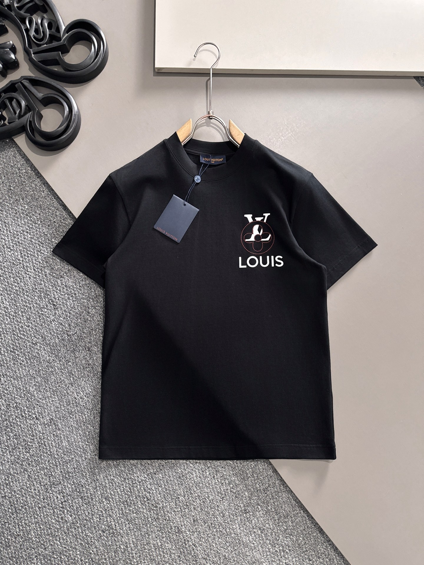  LV 2025春夏新款男女同款👫短袖T恤，！定制专属纯棉面料，定制原版工艺螺纹，胸前重工字母logo工