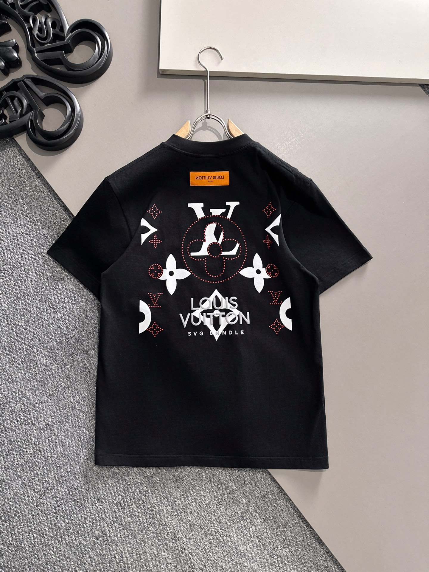  LV 2025春夏新款男女同款👫短袖T恤，！定制专属纯棉面料，定制原版工艺螺纹，胸前重工字母logo工