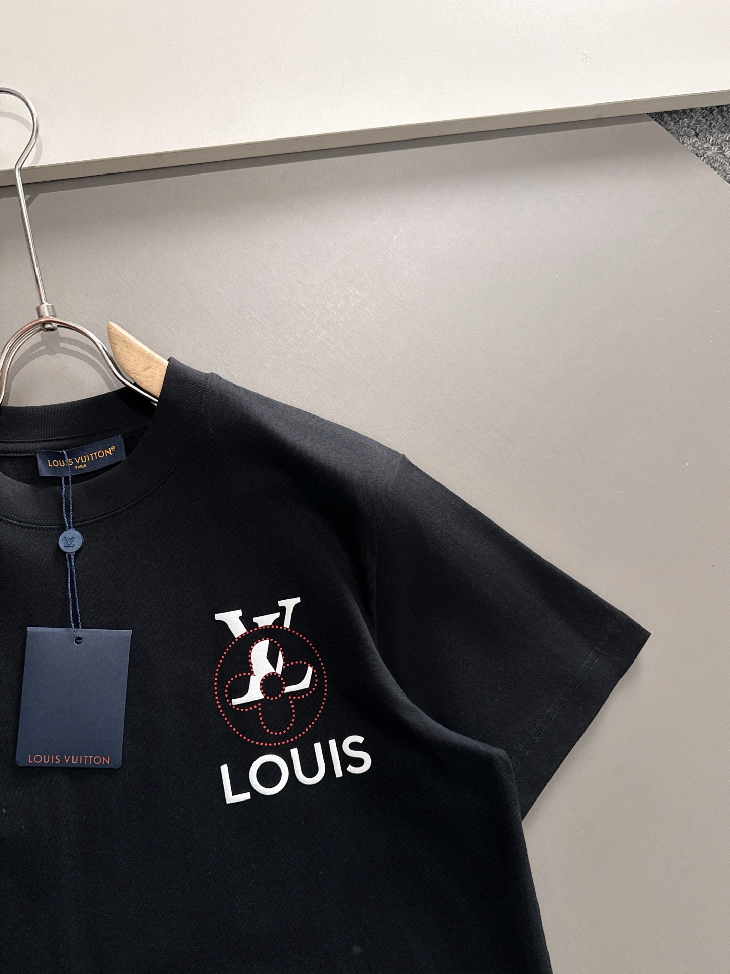  LV 2025春夏新款男女同款👫短袖T恤，！定制专属纯棉面料，定制原版工艺螺纹，胸前重工字母logo工