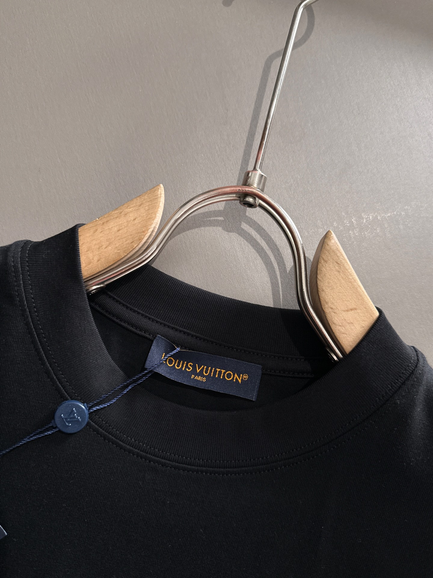  LV 2025春夏新款男女同款👫短袖T恤，！定制专属纯棉面料，定制原版工艺螺纹，胸前重工字母logo工