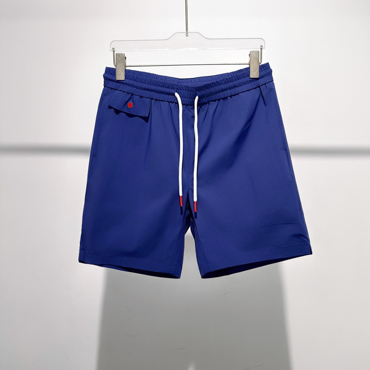 NO:483428,Kito 2025 spring and summer new shorts, showing low-key luxury in classic tones. The elastic waist and drawstring design take into account comfort and fashion, and can be adjusted as you like. The neat style modifies the leg lines, simple and atmospheric. The exquisite brand logo reveals the brand style in a low-key manner, whether it is a casual T-shirt walking on the street or wearing it during sports, it can show a unique fashion attitude and excellent quality. Size 48-58,, shorts,tees, t-shirt, alexander wang19860909Kito2025春夏新品短裤,以经典色调彰显低调奢华.松紧腰头搭配抽绳设计,兼顾舒适与时尚,可随心调节.利落的版型,修饰腿部线条,简约又大气.精致的品牌标识logo低调中透露品牌格调,无论是搭配休闲T恤漫步街头,还是运动时穿着,都能展现出独特的时尚态度与卓越品质. 尺码48-58,,shorts,tees，t-shirt,alexander wang,Men's clothing