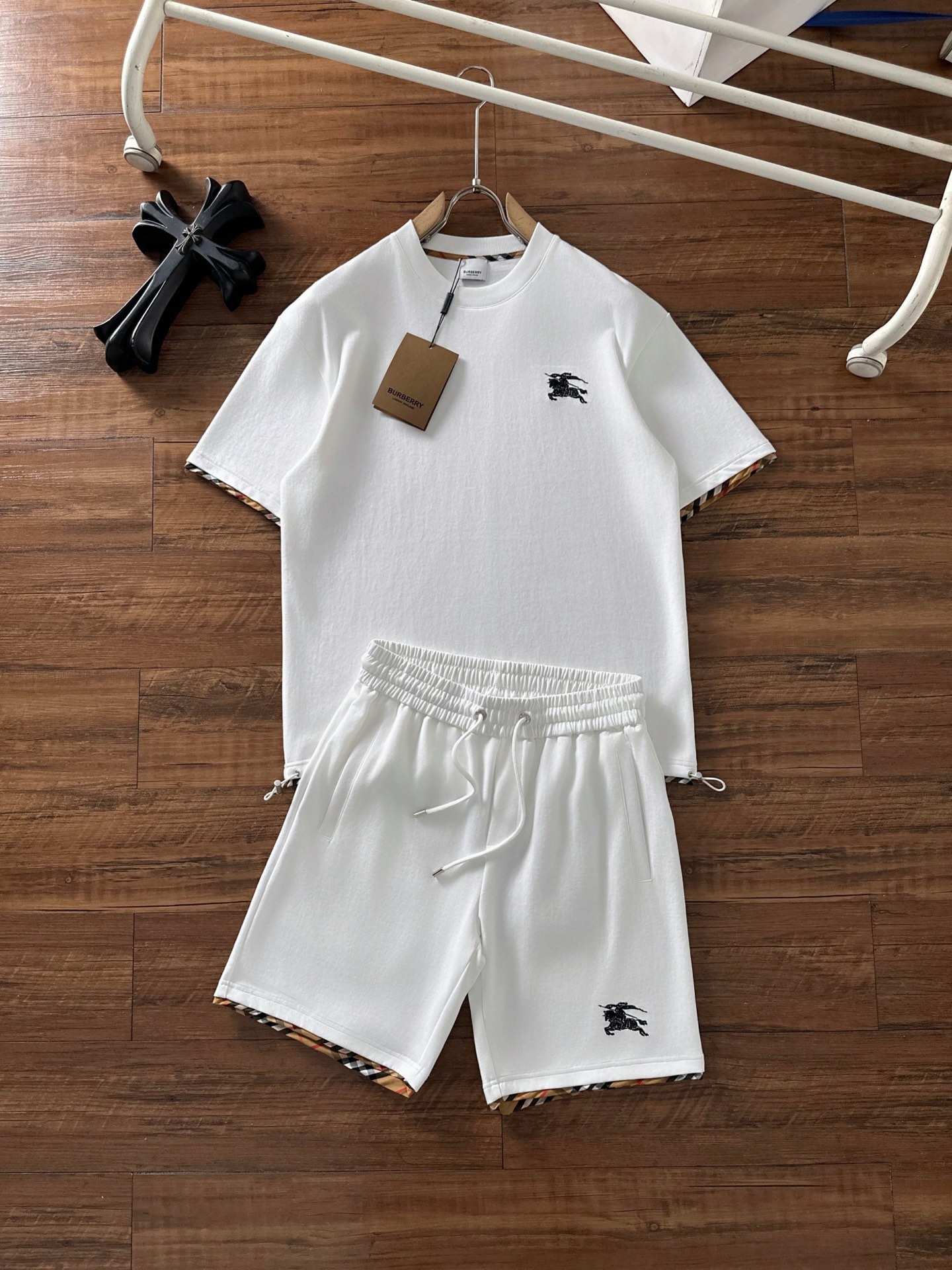 NO:473460,Burberry's latest spring and summer 2025 model, same style for men and women, classic design short-sleeved T-shirt shorts suit, customized pure cotton fabric, soft touch, comfortable to wear, fine workmanship. The upper body effect is invincible and handsome, size M-3XL, burberry, shorts, T-shirt, tees, t-shirt, alexander wang19860909巴宝莉 2025春夏最新款,男女同款,经典设计短袖T恤短裤套装,定制纯棉面料,手感柔软,穿着舒适,做工精细.上身效果无敌帅气,码数M-3XL,,burberry,shorts,T-shirt,tees，t-shirt,alexander wang,Men's clothing