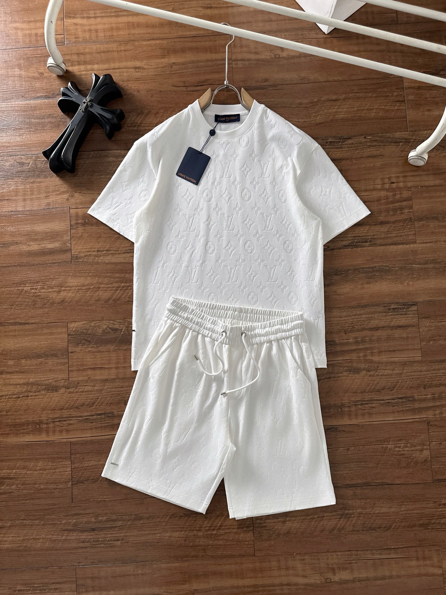 NO:473448,/Set LV 25/ss Spring and Summer New Cotton Set Perfect Jacquard Logo Top Hardware + Top Fabric Customization (One Set Not Disassembled) Standard Style Black White Two Colors Men and Women Same Model Number M L XL XXL XXXL,,louis vuitton,alexander wang19860909/套 LV 25/ss春夏新款棉质套装 完美提花标识 顶级五金+顶级面料定制（一套不拆） 标准版型 黑 白 两色 男女同款 码数M L XL XXL XXXL,,louis vuitton,alexander wang,Men's clothing