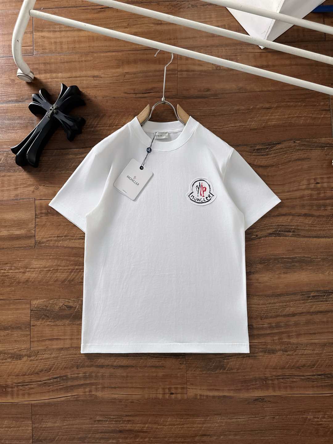 NO:473395,The 2025 summer clothes new short-sleeved T-shirt for men and women,!  Customized exclusive pure cotton fabric, customized original craft threads, and chest heavy-work letter logo craft design!  Simple and generous, calm and versatile, extremely high-end, perfectly integrated with fashion and style, a top fashionable style that perfectly suits the outside wear!  The overall feeling is natural!  The ultimate classic versatile short-sleeved T-shirt is designed with the latest three-dimensional letter logo pattern elements!  The ultimate perfection of heavy industry!  Fans who pursue high quality are please buy them by themselves, and all fans who know the goods are invited to appreciate this model together!  !  Size S-2XL S S S Shoulder Width 46 Bust 102 Clothes 66 Sleeve length 22 M Sleeve width 47 Bust 106 Clothes 67 Sleeve length 23 L Sleeve width 48 Bust 110 Clothes 68 Sleeve length 24 XL Sleeve width 49 Bust 114 Clothes 69 Sleeve length 25 2XL Sleeve width 50 Bust 116 Clothes 70 Sleeve length 26, Moncler, T-shirt,tees, t-shirt,alexander wang19860909蒙口 2025夏装新款男女同款短袖T恤,！定制专属纯棉面料,定制原版工艺螺纹,胸前重工字母logo工艺设计！简约大方,从容百搭,档次极高,完美融入时尚还有风情感一款完美符合外穿的顶尖时髦气质款！整体给人浑然天成的感觉！极致经典的百搭型短袖T恤,采用最新的立体字母logo图案元素设计！极致的重工极致的完美！追求高品质的粉丝们请自行抢购,诚邀所有识货的粉丝一同鉴赏此款！！ 尺码S-2XL S码肩宽46 胸围102 衣长66 袖长22 M码肩宽47 胸围106 衣长67 袖长23 L码肩宽48 胸围110 衣长68 袖长24 XL码肩宽49 胸围114 衣长69 袖长25 2XL码肩宽50 胸围116 衣长70 袖长26,,Moncler,T-shirt,tees，t-shirt,alexander wang,Men's clothing