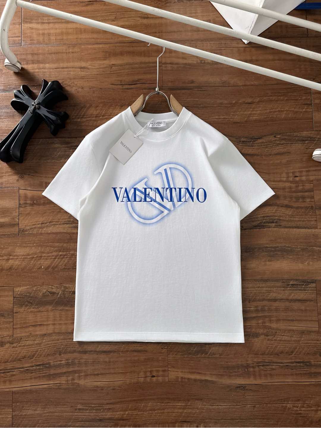 NO:473401,Valentino 2025 summer clothing new short-sleeved T-shirt for men and women,!  Customized exclusive pure cotton fabric, customized original craft threads, and chest heavy-work letter logo craft design!  Simple and generous, calm and versatile, extremely high-end, perfectly integrated with fashion and style, a top fashionable style that perfectly suits the outside wear!  The overall feeling is natural!  The ultimate classic versatile short-sleeved T-shirt is designed with the latest three-dimensional letter logo pattern elements!  The ultimate perfection of heavy industry!  Fans who pursue high quality are please buy them by themselves, and all fans who know the goods are invited to appreciate this model together!  !  Size S-2XL S S S Shoulder Width 46 Bust 102 Clothes 66 Sleeve length 22 M Sleeve width 47 Bust 106 Clothes 67 Sleeve length 23 L Sleeve width 48 Bust 110 Clothes 68 Sleeve length 24 XL Sleeve width 49 Bust 114 Clothes 69 Sleeve length 25 2XL Sleeve width 50 Bust 116 Clothes 70 Sleeve length 26, valentino, T-shirt,tees, t-shirt,alexander wang19860909华伦天奴 2025夏装新款男女同款短袖T恤,！定制专属纯棉面料,定制原版工艺螺纹,胸前重工字母logo工艺设计！简约大方,从容百搭,档次极高,完美融入时尚还有风情感一款完美符合外穿的顶尖时髦气质款！整体给人浑然天成的感觉！极致经典的百搭型短袖T恤,采用最新的立体字母logo图案元素设计！极致的重工极致的完美！追求高品质的粉丝们请自行抢购,诚邀所有识货的粉丝一同鉴赏此款！！ 尺码S-2XL S码肩宽46 胸围102 衣长66 袖长22 M码肩宽47 胸围106 衣长67 袖长23 L码肩宽48 胸围110 衣长68 袖长24 XL码肩宽49 胸围114 衣长69 袖长25 2XL码肩宽50 胸围116 衣长70 袖长26,,valentino,T-shirt,tees，t-shirt,alexander wang,Men's clothing