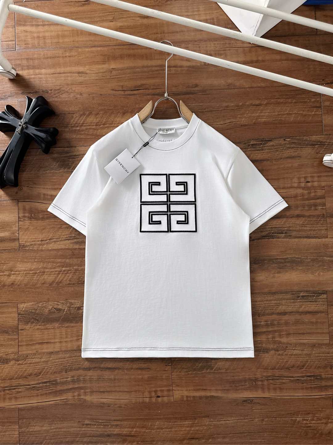 NO:473407,Givenchy 2025 summer clothing new short-sleeved T-shirt for men and women,!  Customized exclusive pure cotton fabric, customized original craft threads, and chest heavy-work letter logo craft design!  Simple and generous, calm and versatile, extremely high-end, perfectly integrated with fashion and style, a top fashionable style that perfectly suits the outside wear!  The overall feeling is natural!  The ultimate classic versatile short-sleeved T-shirt is designed with the latest three-dimensional letter logo pattern elements!  The ultimate perfection of heavy industry!  Fans who pursue high quality are please buy them by themselves, and all fans who know the goods are invited to appreciate this model together!  !  Size S-2XL S S S Shoulder Width 46 Bust 102 Clothes 66 Sleeve length 22 M Sleeve width 47 Bust 106 Clothes 67 Sleeve length 23 L Sleeve width 48 Bust 110 Clothes 68 Sleeve length 24 XL Sleeve width 49 Bust 114 Clothes 69 Sleeve length 25 2XL Sleeve width 50 Bust 116 Clothes 70 Sleeve length 26, given, T-shirt,tees,t-shirt,alexander wang19860909纪梵希 2025夏装新款男女同款短袖T恤,！定制专属纯棉面料,定制原版工艺螺纹,胸前重工字母logo工艺设计！简约大方,从容百搭,档次极高,完美融入时尚还有风情感一款完美符合外穿的顶尖时髦气质款！整体给人浑然天成的感觉！极致经典的百搭型短袖T恤,采用最新的立体字母logo图案元素设计！极致的重工极致的完美！追求高品质的粉丝们请自行抢购,诚邀所有识货的粉丝一同鉴赏此款！！ 尺码S-2XL S码肩宽46 胸围102 衣长66 袖长22 M码肩宽47 胸围106 衣长67 袖长23 L码肩宽48 胸围110 衣长68 袖长24 XL码肩宽49 胸围114 衣长69 袖长25 2XL码肩宽50 胸围116 衣长70 袖长26,,givenchy,T-shirt,tees，t-shirt,alexander wang,Men's clothing