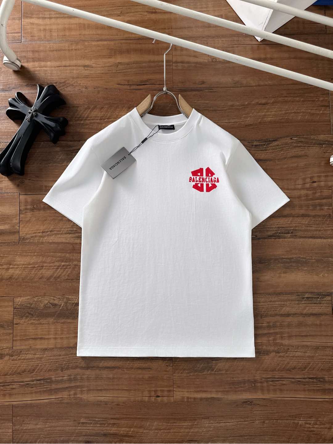 NO:473413,Balenciaga 2025 summer clothing new short-sleeved T-shirt for men and women,!  Customized exclusive pure cotton fabric, customized original craft threads, and chest heavy-work letter logo craft design!  Simple and generous, calm and versatile, extremely high-end, perfectly integrated with fashion and style, a top fashionable style that perfectly suits the outside wear!  The overall feeling is natural!  The ultimate classic versatile short-sleeved T-shirt is designed with the latest three-dimensional letter logo pattern elements!  The ultimate perfection of heavy industry!  Fans who pursue high quality are please buy them by themselves, and all fans who know the goods are invited to appreciate this model together!  !  Size S-2XL S S S Shoulder Width 46 Bust 102 Clothes 66 Sleeve length 22 M Sleeve width 47 Bust 106 Clothes 67 Sleeve length 23 L Sleeve width 48 Bust 110 Clothes 68 Sleeve length 24 XL Sleeve width 49 Bust 114 Clothes 69 Sleeve length 25 2XL Sleeve width 50 Bust 116 Clothes 70 Sleeve length 26,,balenciaga,T-shirt,tees,t-shirt,alexander wang19860909巴黎世家 2025夏装新款男女同款短袖T恤,！定制专属纯棉面料,定制原版工艺螺纹,胸前重工字母logo工艺设计！简约大方,从容百搭,档次极高,完美融入时尚还有风情感一款完美符合外穿的顶尖时髦气质款！整体给人浑然天成的感觉！极致经典的百搭型短袖T恤,采用最新的立体字母logo图案元素设计！极致的重工极致的完美！追求高品质的粉丝们请自行抢购,诚邀所有识货的粉丝一同鉴赏此款！！ 尺码S-2XL S码肩宽46 胸围102 衣长66 袖长22 M码肩宽47 胸围106 衣长67 袖长23 L码肩宽48 胸围110 衣长68 袖长24 XL码肩宽49 胸围114 衣长69 袖长25 2XL码肩宽50 胸围116 衣长70 袖长26,,balenciaga,T-shirt,tees，t-shirt,alexander wang,Men's clothing