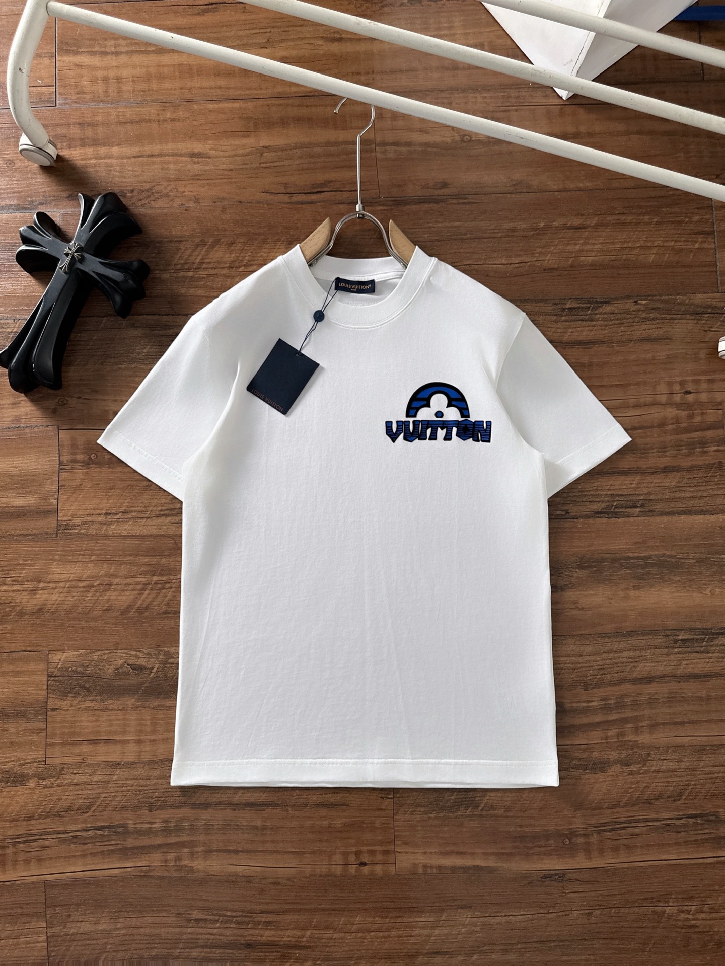 NO:473419,LV 2025 summer new men and women's short-sleeved T-shirt,!  Customized exclusive pure cotton fabric, customized original craft threads, and chest heavy-work letter logo craft design!  Simple and generous, calm and versatile, extremely high-end, perfectly integrated with fashion and style, a top fashionable style that perfectly suits the outside wear!  The overall feeling is natural!  The ultimate classic versatile short-sleeved T-shirt is designed with the latest three-dimensional letter logo pattern elements!  The ultimate perfection of heavy industry!  Fans who pursue high quality are please buy them by themselves, and all fans who know the goods are invited to appreciate this model together!  !  Size S-2XL S S S Shoulder Width 46 Bust 102 Clothes 66 Sleeve length 22 M Sleeve width 47 Bust 106 Clothes 67 Sleeve length 23 L Sleeve width 48 Bust 110 Clothes 68 Sleeve length 24 XL Sleeve width 49 Bust 114 Clothes 69 Sleeve length 25 2XL Sleeve width 50 Bust 116 Clothes 70 Sleeve length 26,,louis vuitton,T-shirt,tees,t-shirt,alexander wang19860909LV 2025夏装新款男女同款短袖T恤,！定制专属纯棉面料,定制原版工艺螺纹,胸前重工字母logo工艺设计！简约大方,从容百搭,档次极高,完美融入时尚还有风情感一款完美符合外穿的顶尖时髦气质款！整体给人浑然天成的感觉！极致经典的百搭型短袖T恤,采用最新的立体字母logo图案元素设计！极致的重工极致的完美！追求高品质的粉丝们请自行抢购,诚邀所有识货的粉丝一同鉴赏此款！！ 尺码S-2XL S码肩宽46 胸围102 衣长66 袖长22 M码肩宽47 胸围106 衣长67 袖长23 L码肩宽48 胸围110 衣长68 袖长24 XL码肩宽49 胸围114 衣长69 袖长25 2XL码肩宽50 胸围116 衣长70 袖长26,,louis vuitton,T-shirt,tees，t-shirt,alexander wang,Men's clothing