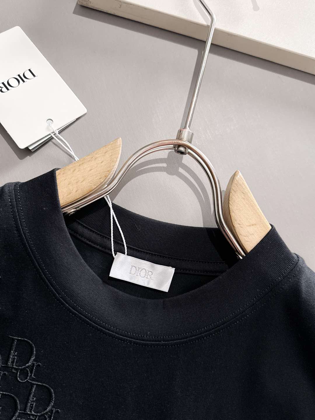  迪奥 2025春夏新款男女同款👫短袖T恤，！定制专属纯棉面料，定制原版工艺螺纹，胸前重工字母logo工