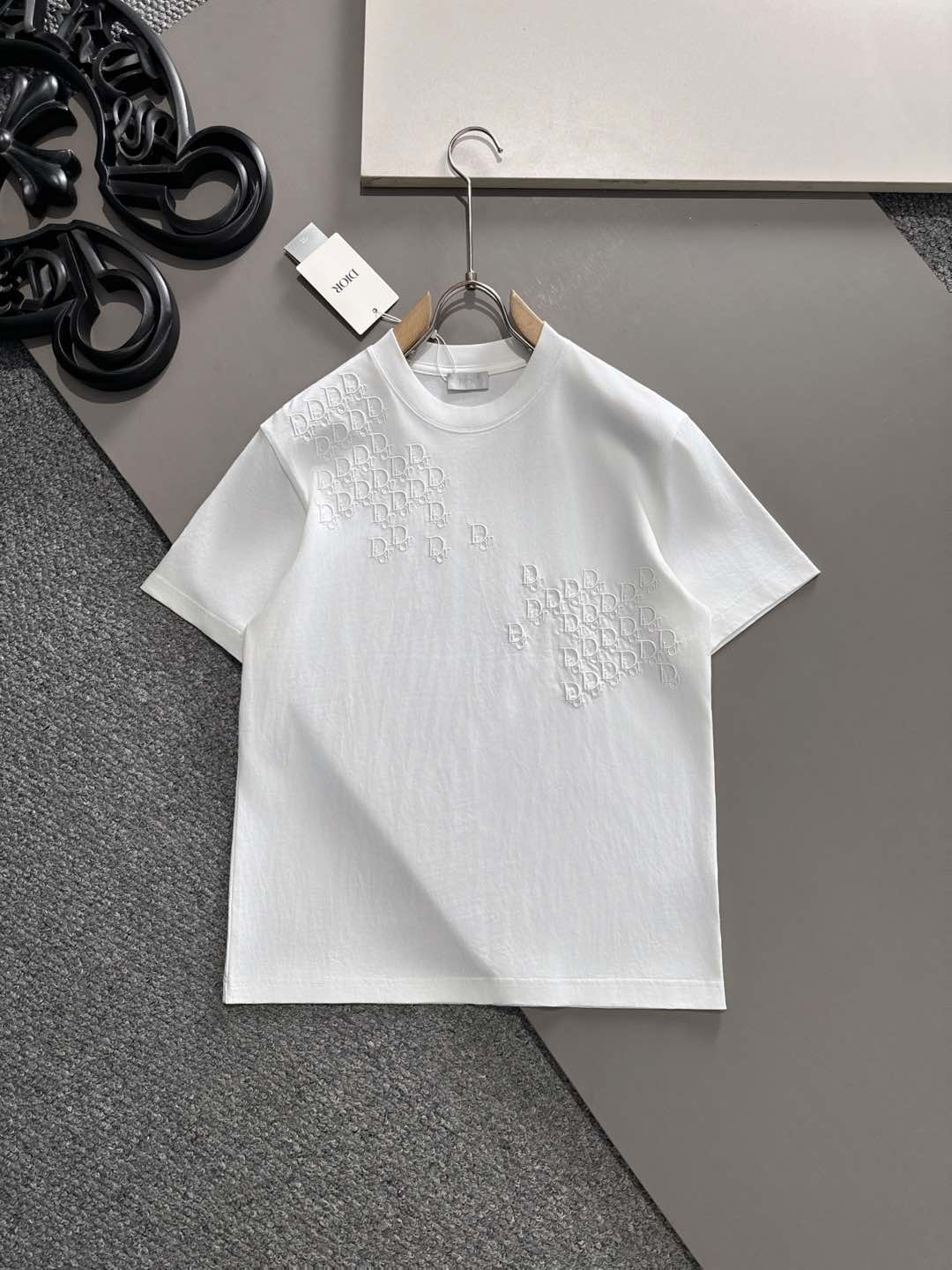  迪奥 2025春夏新款男女同款👫短袖T恤，！定制专属纯棉面料，定制原版工艺螺纹，胸前重工字母logo工