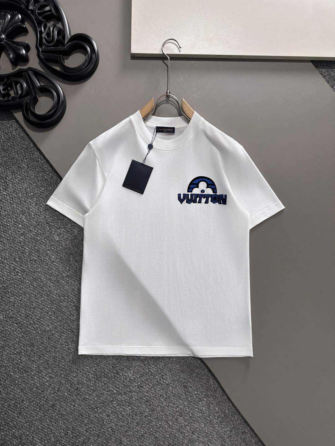 NO:413361,LV 2025 spring and summer new men and women's short-sleeved T-shirt,!  Customized exclusive pure cotton fabric, customized original craft threads, and chest heavy-work letter logo craft design!  Simple and generous, calm and versatile, extremely high-end, perfectly integrated with fashion and style, a top fashionable style that perfectly suits the outside wear!  The overall feeling is natural!  The ultimate classic versatile short-sleeved T-shirt is designed with the latest three-dimensional letter logo pattern elements!  The ultimate perfection of heavy industry!  Fans who pursue high quality are please buy them by themselves, and all fans who know the goods are invited to appreciate this model together!  !  Size S-2XL S S S Shoulder Width 46 Bust 102 Clothes 66 Sleeve length 22 M Sleeve width 47 Bust 106 Clothes 67 Sleeve length 23 L Sleeve width 48 Bust 110 Clothes 68 Sleeve length 24 XL Sleeve width 49 Bust 114 Clothes 69 Sleeve length 25 2XL Sleeve width 50 Bust 116 Clothes 70 Sleeve length 26,,louis vuitton,T-shirt,tees,t-shirt,alexander wang19860909LV 2025春夏新款男女同款短袖T恤,！定制专属纯棉面料,定制原版工艺螺纹,胸前重工字母logo工艺设计！简约大方,从容百搭,档次极高,完美融入时尚还有风情感一款完美符合外穿的顶尖时髦气质款！整体给人浑然天成的感觉！极致经典的百搭型短袖T恤,采用最新的立体字母logo图案元素设计！极致的重工极致的完美！追求高品质的粉丝们请自行抢购,诚邀所有识货的粉丝一同鉴赏此款！！ 尺码S-2XL S码肩宽46 胸围102 衣长66 袖长22 M码肩宽47 胸围106 衣长67 袖长23 L码肩宽48 胸围110 衣长68 袖长24 XL码肩宽49 胸围114 衣长69 袖长25 2XL码肩宽50 胸围116 衣长70 袖长26,,louis vuitton,T-shirt,tees，t-shirt,alexander wang,Men's clothing