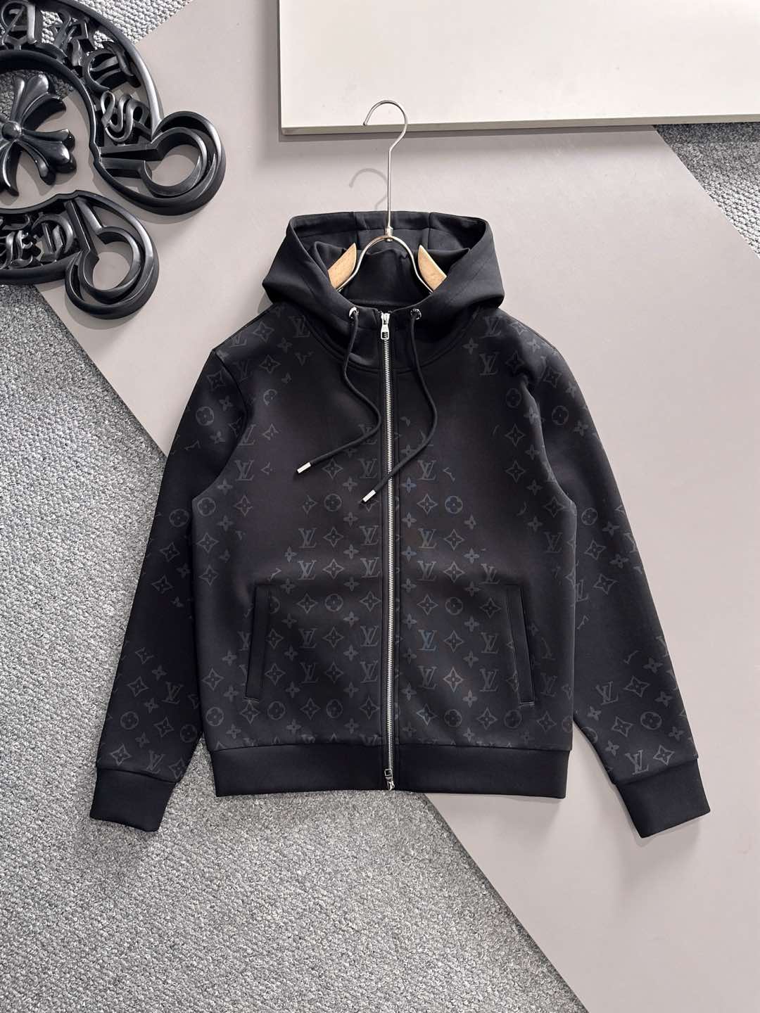 NO:513599,Counter [LV] Master made 2025 early autumn new casual jacket!  The counter is synchronized. The details are exquisite and high-end, and the brand logo is full of high-end feeling. The custom fabric shows more youthful and energetic. Custom high-end fabrics are crisp and stylish on the upper body, comfortable and not tight. The custom metal logo zipper is very classy, ​​and the clean and neat tailoring is full of urban style. Just wear it. It is the first choice for high-end fashion and fashionable people. The upper body effect is super good!  Code number M-3XL, louis vuitton, jackets & coats,alexander wang19860909专柜【LV】 大师制作 2025早秋新款休闲外套！专柜同步.细节精致高级,品牌logo高级感满满.定织面料更显年轻活力,定制高端面料,上身挺括有型,舒适不紧绷.定制金属logo拉链非常有档次,干净利落的剪裁都市风十足,穿上心情就好,高端潮流时尚人士首选,上身效果超级好看！ 码数M-3XL,,louis vuitton,jackets & coats,alexander wang,Men's clothing