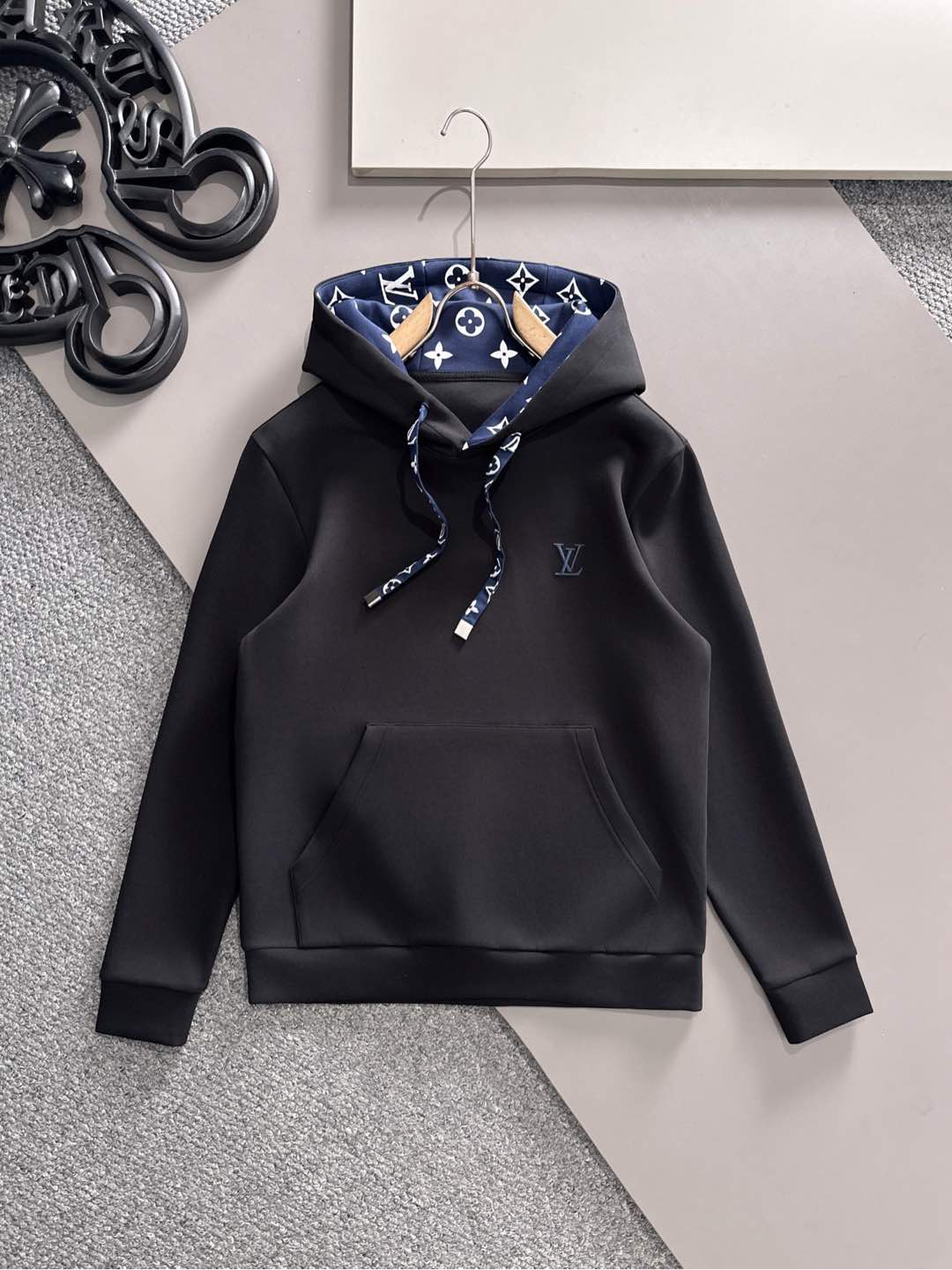 NO:509869,Lv# 2025 Early Autumn New sweatshirt, high quality, top version trading company channel orders, exclusive limited overseas quality for sale, classic is eternal, absolutely worth buying!  This type of sweatshirt is also a must-have for everyone, so you don’t have to think about how to match it, and you can easily get it done!  Custom-made fabrics are provided with smooth touch, but they are crisp and stylish, with a full texture on the upper body!  The overall style is simple and generous without losing style, with a strong sense of upper body, absolutely at the forefront of fashion, very comfortable to wear, exquisite and vivid upper body, capable of various occasions whether it is sports or leisure, size M—XXXL,,louis vuitton,hoodie,sweatshirts,alexander wang19860909Lv# 2025早秋 新款卫衣,高品质,顶级版本贸易公司渠道订单,海外精品独家限定发售,经典即永恒,入手绝对值的！这种类型的卫衣也是人人必备,不用想怎么搭配,轻松搞定！客供定制面料,触感顺滑,却又挺括有型,上身质感十足！ 整体简洁大方而不失格调,上身感极强,绝对走在时尚最前端,穿着非常舒适,上身精致跃然,无论是运动还是休闲时候都能胜任各种场合, 尺码M—XXXL,,louis vuitton,hoodie,sweatshirts,alexander wang,Men's clothing