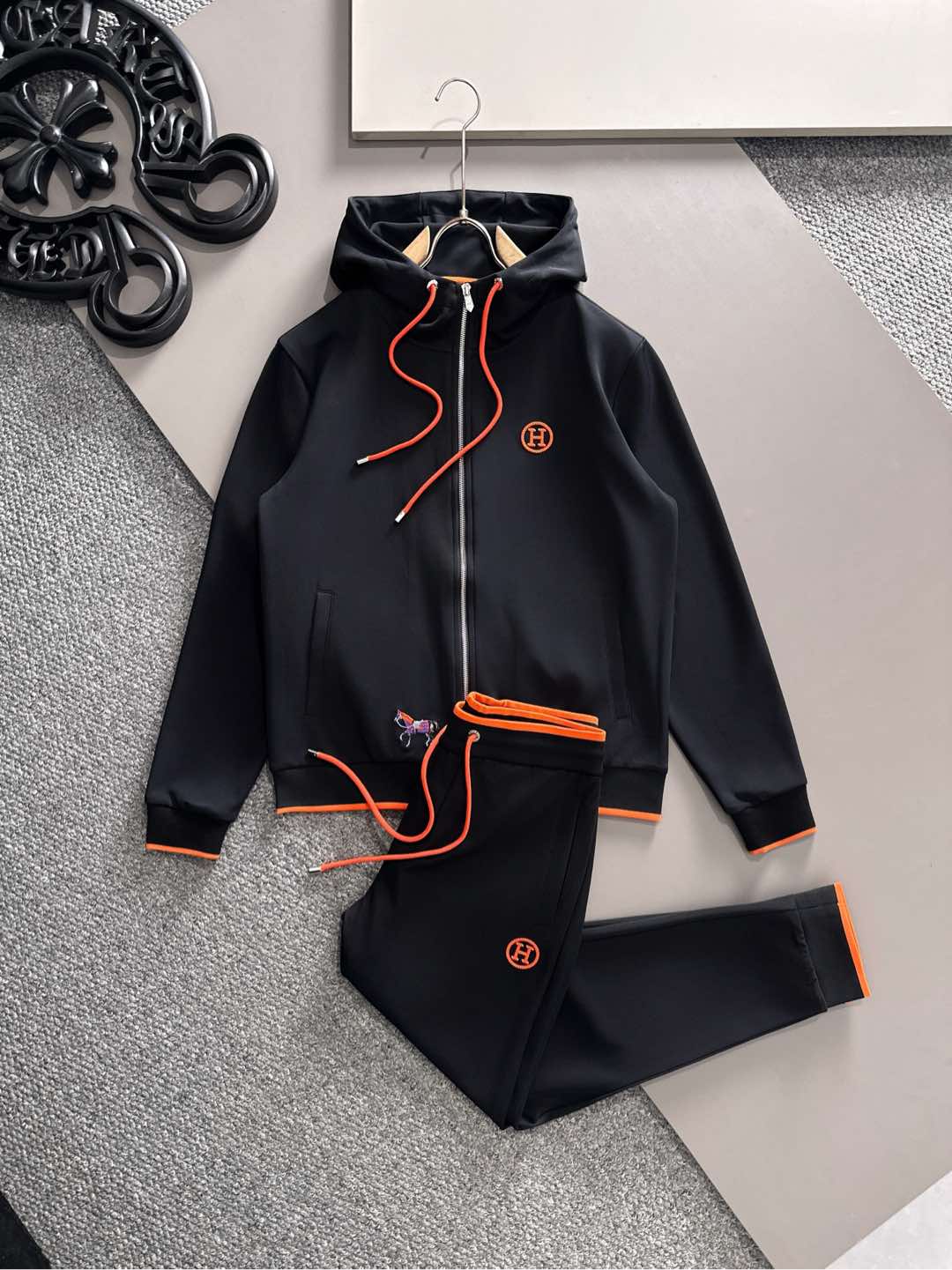 NO:513667,The counter hit, the top version, the continuation of the hit, the classic reappearance, H*ermes 2025 early autumn new style and new style men's zipper sweatshirt suit sweatpants, business casual style!  !  The fabric is important!  Baby's skin is smooth!  !  Customer supplies fixed fabrics, and you can find that they are very smooth fabrics, soft and skin-friendly. The upper body is crisp and stylish, and the surface has a warm and shiny feeling. It is high-end and textured. The details of the combination of H are very distinctive. The H logo embellishes, elegant and natural style, moderate thickness, suitable for autumn and winter wear, and the hardware and accessories are all in all quality!  A very practical style for business and casual wear. Size M-3XL, hoodie, sweatshirts, alexander wang19860909专柜爆款 顶级版本 爆款的延续 经典再现 H*ermes 2025早秋新款新款男士拉链卫衣套装卫裤、商务休闲款！！重在面料！婴儿肌肤般的柔滑！！客供定织料,入手便知极具柔滑面料,手感柔软亲肤,上身挺括有型,表面又有着温润的光泽感,高档而显质感,拼合H的细节处理,上身很有特点,H标识点缀,优雅自然的版型,厚度适中,适合秋冬穿着,五金辅料全品相！商务休闲都很实穿的一款.尺码M-3XL 整套出,,hoodie,sweatshirts,alexander wang,Men's clothing