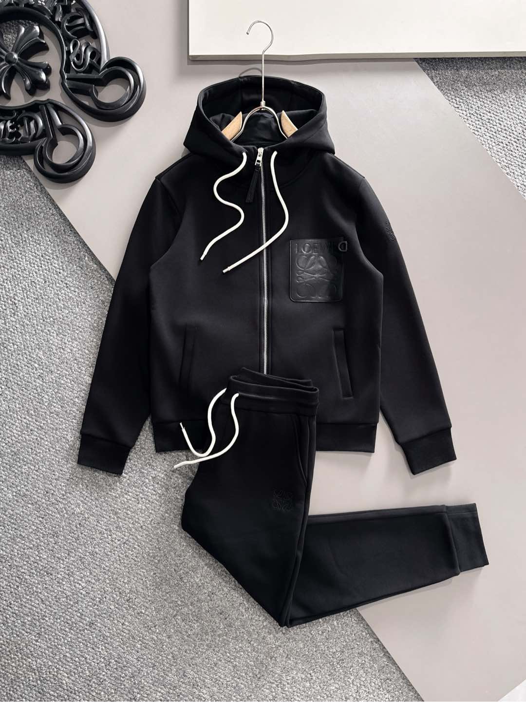 NO:513673,Counter [LOEWE...] Fleece-added suit 2025 autumn and winter new casual suit!  Celebrities’ favorite fashion casual suits, simple and generous, custom leather cards for counters, embroidery logo design, craft design!  Clean and neat tailored, full of urban style. It is available for exclusive top custom fabrics, soft and dry, and the upper body has a crisp and stylish effect. The three-dimensional cutting process and the style are all high-standard and appropriate silhouette versions!  It’s not tight, just feel good when you wear it. With so many top-quality raw materials, you can create high-end products with unparalleled value. The first choice for high-end fashion fashion people with a complete range of three standards, and the upper body effect is super good!  Code number M-3XL, loewe, alexander wang19860909专柜【LOEWE...】 加绒套装货 2025秋冬新品休闲套装！明星最爱时装味休闲套装 简单大方 专柜定制皮牌 刺绣logo设计 工艺设计！干净利落剪裁 都市风十足 可供独家顶级定制面料,手感软糯干爽,上身效果挺括有型.立体裁剪工艺,版型上都是高标准,恰当好处的廓型版！又恰恰不紧绷,穿上心情就好,如此众多的顶级原料,打造出价值感无与伦比的高端产品,三标齐全高端潮流时尚人士首选,上身效果超级好看！码数M-3XL,,loewe,alexander wang,Men's clothing