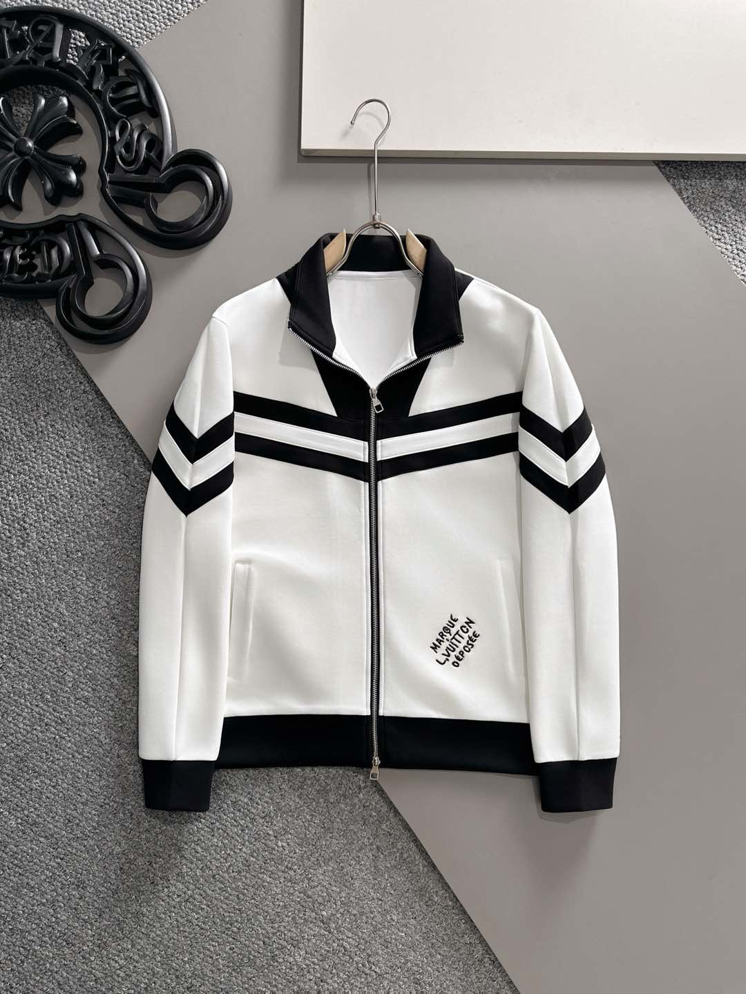 NO:513678,, Lv 2025 early autumn new set, high-quality, top-level version trading company channel orders, exclusive limited overseas quality, classic is eternal, absolutely worth buying!  This type of suit is also a must-have for lazy people. You don’t have to think about how to match it, just do it easily!  Custom-made fabrics are provided with smooth touch, but they are crisp and stylish, with a full texture on the upper body!  The overall style is simple and generous without losing style, with a strong sense of upper body, absolutely at the forefront of fashion, very comfortable to wear, no need to say much about the trousers style and cutting, the upper body is exquisite and vivid, and the truly palace-level casual trousers can be competent for various occasions whether they are sports or casual, and they are not sold. Size M—XXXL,,louis vuitton,alexander wang19860909、Lv 2025早秋新款套装 高品质,顶级版本贸易公司渠道订单,海外精品独家限定发售,经典即永恒,入手绝对值的！这种类型的套装也是懒人必备的一套,不用想怎么搭配,直接一套轻松搞定！客供定制面料,触感顺滑,却又挺括有型,上身质感十足！ 整体简洁大方而不失格调,上身感极强,绝对走在时尚最前端,穿着非常舒适,裤型款式和裁剪亦无需多言,上身精致跃然,真正殿堂级的休闲卫裤,无论是运动还是休闲时候都能胜任各种场合,不拆卖 尺码M—XXXL,,louis vuitton,alexander wang,Men's clothing