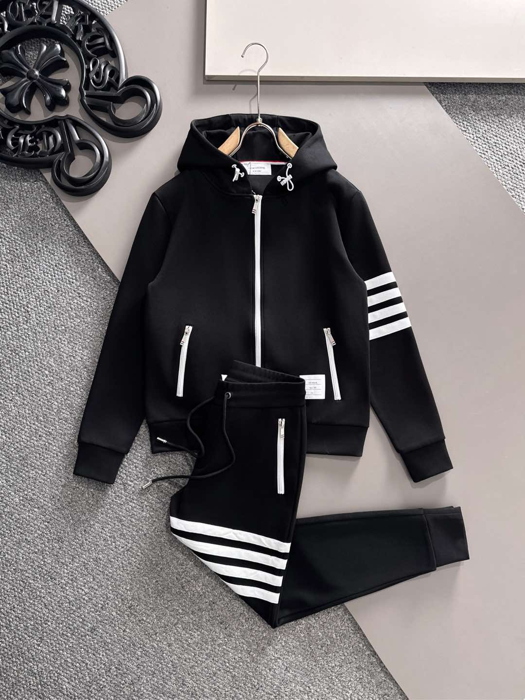 NO:513663,Counter [T.B] Top-notch goods 2025 early autumn counter new TB new casual set!  Fixed fabric!  The details are exquisite and high-end, the exquisite four-bars are full of high-end feeling, new webbing elements, customized high-end fabrics, the upper body is crisp and stylish, comfortable and not tight. The customized metal logo zipper is very classy, ​​and the fixed threads are colorless and do not deform. The clean and neat tailoring is full of urban style, and it is good to wear it. The first choice for high-end fashion and fashionable people, the upper body effect is super good!  Code number M-3XL, alexander wang19860909专柜【T.B】 顶级货 2025早秋专柜新品TB新款休闲套装！定织面料！细节精致高级,精致四杠高级感满满,新款织带元素,定制高端面料,上身挺括有型,舒适不紧绷.定制金属logo拉链非常有档次,定织螺纹无色差不变形.干净利落的剪裁都市风十足,穿上心情就好,高端潮流时尚人士首选,上身效果超级好看！ 码数M-3XL,,alexander wang,Men's clothing