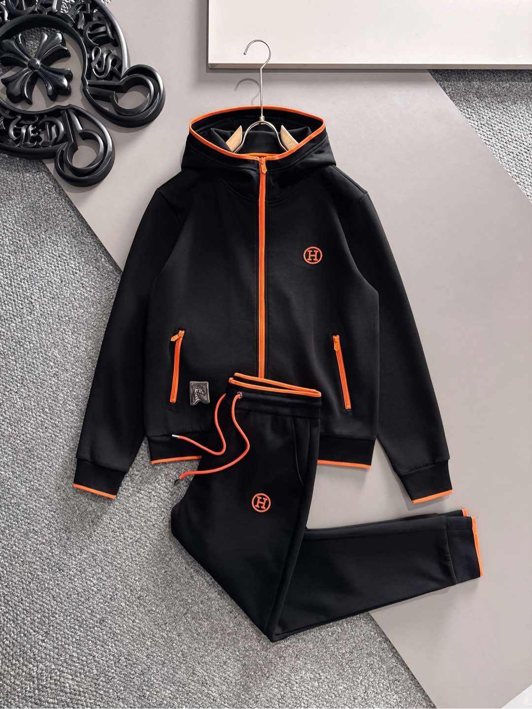 NO:513653,The counter hit, the top version, the continuation of the hit, the classic reappearance, H*ermes 2025 early autumn new style and new style men's zipper sweatshirt suit sweatpants, business casual style!  !  The fabric is important!  Baby's skin is smooth!  !  Customer supplies fixed fabrics, and you can find that they are very smooth fabrics, soft and skin-friendly. The upper body is crisp and stylish, and the surface has a warm and shiny feeling. It is high-end and textured. The details of the combination of H are very distinctive. The H logo embellishes, elegant and natural style, moderate thickness, suitable for autumn and winter wear, and the hardware and accessories are all in all quality!  A very practical style for business and casual wear. Size M-3XL, hoodie, sweatshirts, alexander wang19860909专柜爆款 顶级版本 爆款的延续 经典再现 H*ermes 2025早秋新款新款男士拉链卫衣套装卫裤、商务休闲款！！重在面料！婴儿肌肤般的柔滑！！客供定织料,入手便知极具柔滑面料,手感柔软亲肤,上身挺括有型,表面又有着温润的光泽感,高档而显质感,拼合H的细节处理,上身很有特点,H标识点缀,优雅自然的版型,厚度适中,适合秋冬穿着,五金辅料全品相！商务休闲都很实穿的一款.尺码M-3XL 整套出,,hoodie,sweatshirts,alexander wang,Men's clothing