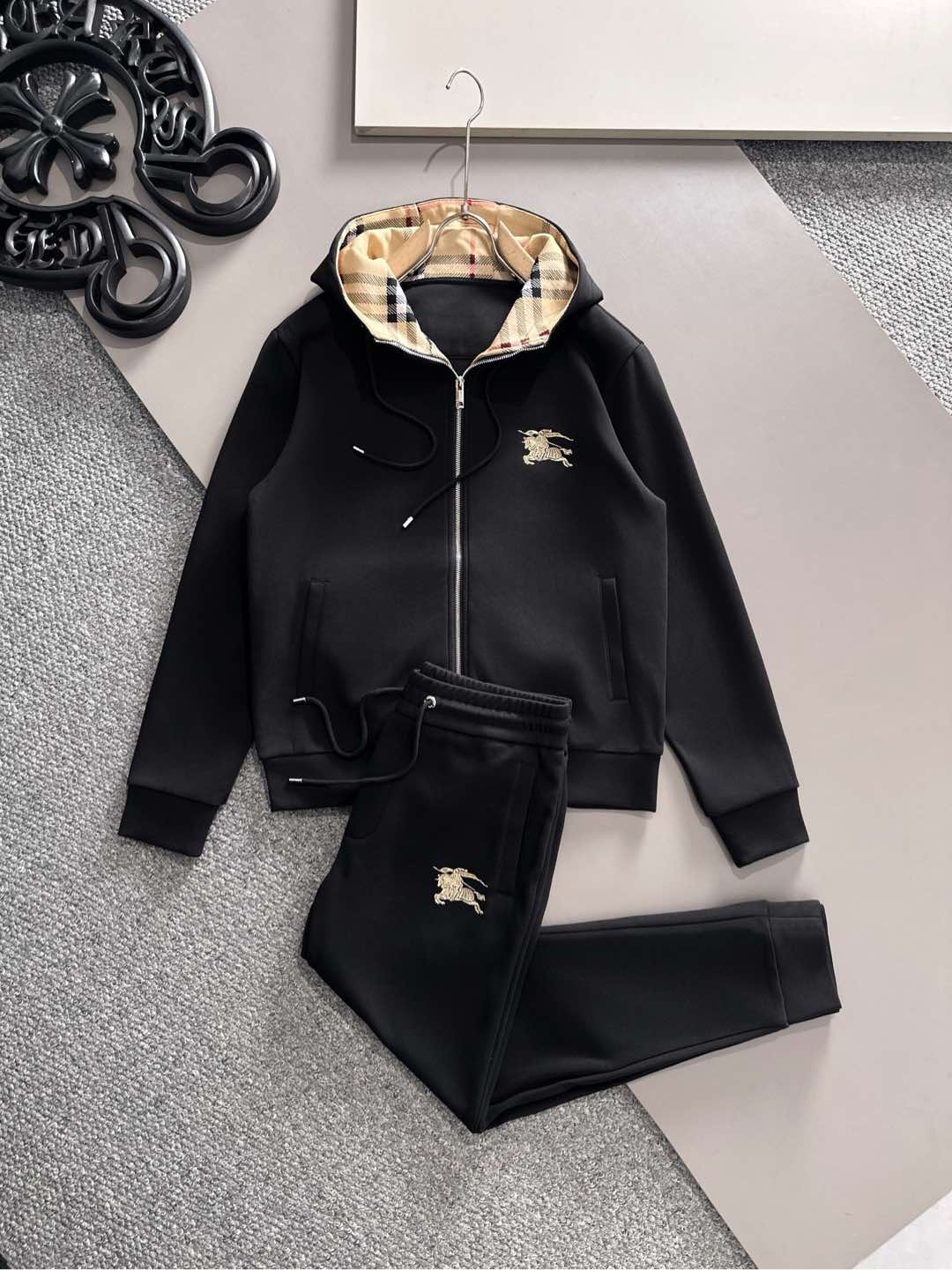 NO:513656,Burberry 2025 early autumn new set, high-quality, top-level version trading company channel orders, exclusive limited overseas quality, classic is eternal, absolutely worth buying!  This type of suit is also a must-have for lazy people. You don’t have to think about how to match it, just do it easily!  Custom-made fabrics are provided with smooth touch, but they are crisp and stylish, with a full texture on the upper body!  The overall style is simple and generous without losing style, with a strong sense of upper body, absolutely at the forefront of fashion, very comfortable to wear, no need to say much about the style and cutting of pants, the upper body is exquisite and vivid, and the truly palace-level casual trousers can be competent for various occasions whether they are sports or casual. It is worth recommending Amway, and roaring recommendation!  !  !  Size M-XXXL (one set, no sale), burberry, alexander wang19860909巴宝莉 2025早秋新款套装 高品质,顶级版本贸易公司渠道订单,海外精品独家限定发售,经典即永恒,入手绝对值的！这种类型的套装也是懒人必备的一套,不用想怎么搭配,直接一套轻松搞定！客供定制面料,触感顺滑,却又挺括有型,上身质感十足！ 整体简洁大方而不失格调,上身感极强,绝对走在时尚最前端,穿着非常舒适,裤型款式和裁剪亦无需多言,上身精致跃然,真正殿堂级的休闲卫裤,无论是运动还是休闲时候都能胜任各种场合,值得安利,咆哮推荐！！！ 不拆卖尺码M—XXXL（一套出,不拆卖）,,burberry,alexander wang,Men's clothing