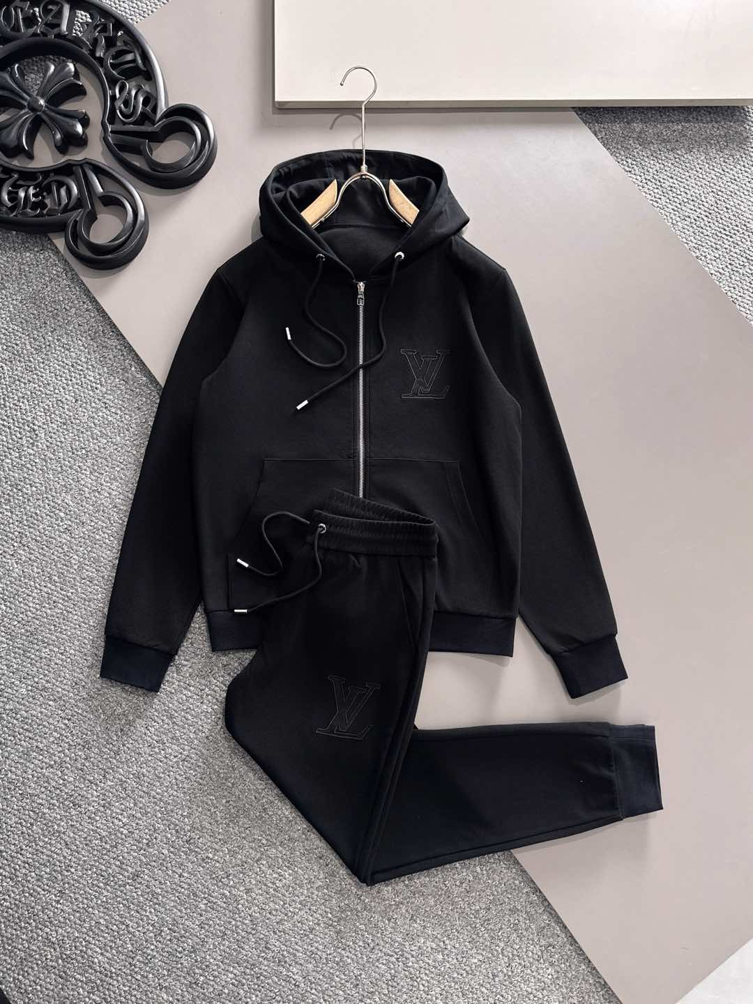 NO:513672,, Lv 2025 early autumn new set, high-quality, top-level version trading company channel orders, exclusive limited overseas quality, classic is eternal, absolutely worth buying!  This type of suit is also a must-have for lazy people. You don’t have to think about how to match it, just do it easily!  Custom-made fabrics are provided with smooth touch, but they are crisp and stylish, with a full texture on the upper body!  The overall style is simple and generous without losing style, with a strong sense of upper body, absolutely at the forefront of fashion, very comfortable to wear, no need to say much about the trousers style and cutting, the upper body is exquisite and vivid, and the truly palace-level casual trousers can be competent for various occasions whether they are sports or casual, and they are not sold. Size M—XXXL,,louis vuitton,alexander wang19860909、Lv 2025早秋新款套装 高品质,顶级版本贸易公司渠道订单,海外精品独家限定发售,经典即永恒,入手绝对值的！这种类型的套装也是懒人必备的一套,不用想怎么搭配,直接一套轻松搞定！客供定制面料,触感顺滑,却又挺括有型,上身质感十足！ 整体简洁大方而不失格调,上身感极强,绝对走在时尚最前端,穿着非常舒适,裤型款式和裁剪亦无需多言,上身精致跃然,真正殿堂级的休闲卫裤,无论是运动还是休闲时候都能胜任各种场合,不拆卖 尺码M—XXXL,,louis vuitton,alexander wang,Men's clothing