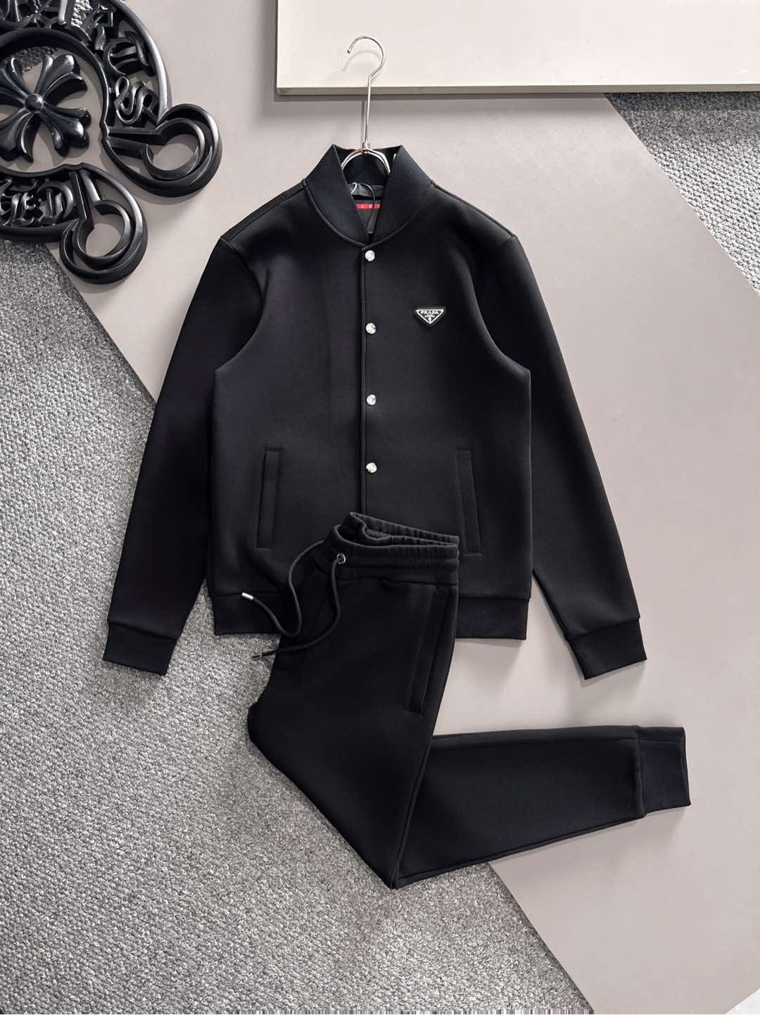 NO:513676,Counter [Prad..Prad..] A set of super hot products for sale 2025 early autumn new casual set!  Celebrities’ favorite fashion casual suit, simple and generous, classic triangle logo craftsmanship!  Clean and neat tailored, full of urban style. It is available for exclusive top custom fabrics, soft and dry, and the upper body has a crisp and stylish effect. The three-dimensional cutting process and the style are all high-standard and appropriate silhouette versions!  It’s not tight, just feel good when you wear it. With so many top-quality raw materials, you can create high-end products with unparalleled value. The first choice for high-end fashion fashion people with a complete range of three standards, and the upper body effect is super good!  Color: Black Number of code M L XL XXL XXXL,,prada,prada,alexander wang19860909专柜【Prad.. 普拉..】一套销售超级大爆款 2025早秋新品休闲套装！明星最爱时装味休闲套装 简单大方 经典三角标logo工艺！干净利落剪裁 都市风十足 可供独家顶级定制面料,手感软糯干爽,上身效果挺括有型.立体裁剪工艺,版型上都是高标准,恰当好处的廓型版！又恰恰不紧绷,穿上心情就好,如此众多的顶级原料,打造出价值感无与伦比的高端产品,三标齐全高端潮流时尚人士首选,上身效果超级好看！ 颜色: 黑色  码数M L XL XXL XXXL,,prada,prada,alexander wang,Men's clothing