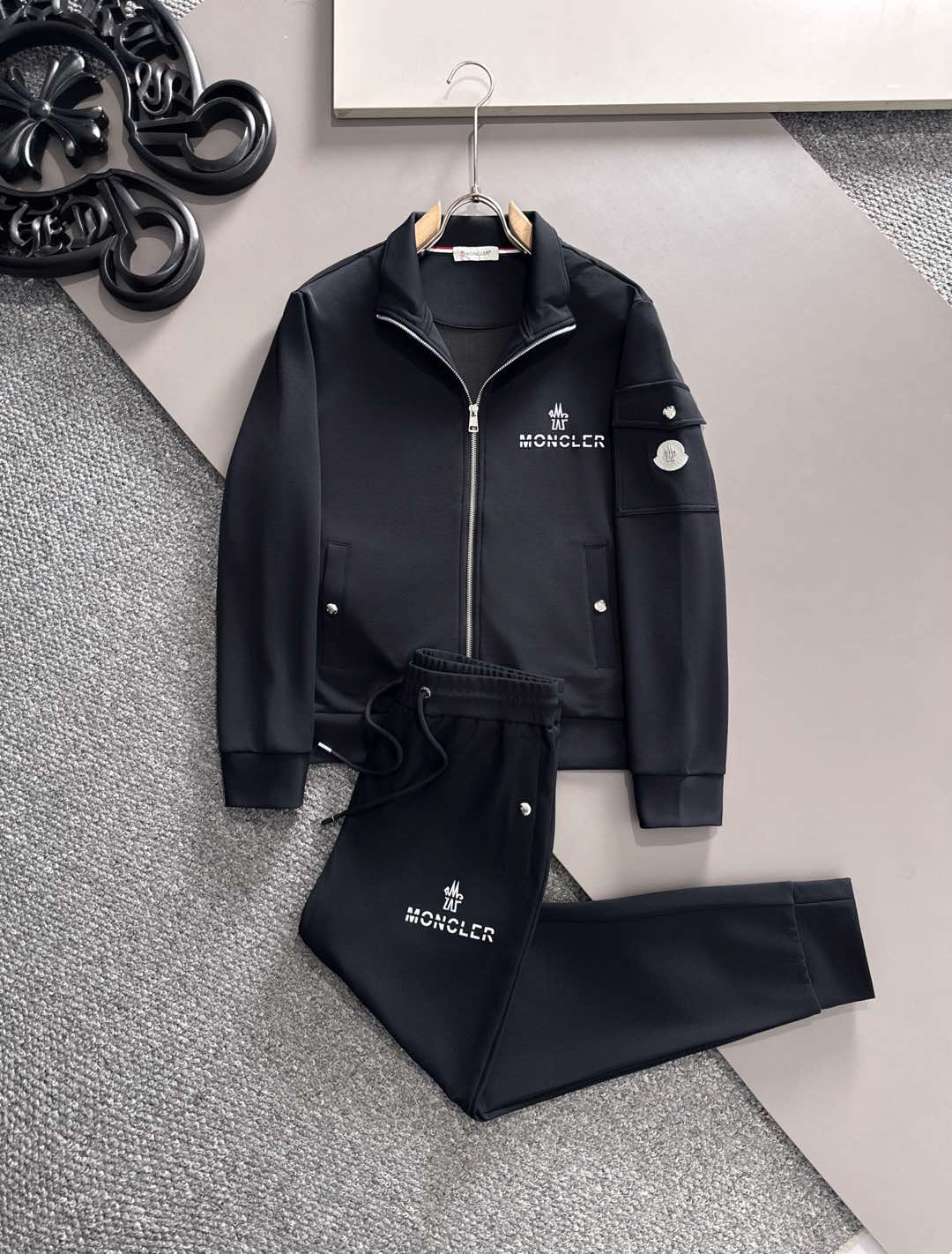 NO:513659,Counter [MONCLER] Meng**kou 2025 early autumn new casual set!  The counter is synchronized. The details are exquisite and high-end, and the brand logo is full of high-end feel. The custom fabric shows more youthful and energetic. Customized high-end fabrics are crisp and stylish on the upper body, comfortable and not tight. The customized metal logo zipper is very classy, ​​and the clean and neat tailoring is full of urban style. Just wear it. It is the first choice for high-end fashion fashion people. The upper body effect is super good!  Code number M-3XL, alexander wang19860909专柜【MONCLER】蒙**口 2025早秋新款休闲套装！专柜同步.细节精致高级,品牌logo压胶高级感满满.定织面料更显年轻活力,定制高端面料,上身挺括有型,舒适不紧绷.定制金属logo拉链非常有档次,干净利落的剪裁都市风十足,穿上心情就好,高端潮流时尚人士首选,上身效果超级好看！ 码数M-3XL,,alexander wang,Men's clothing