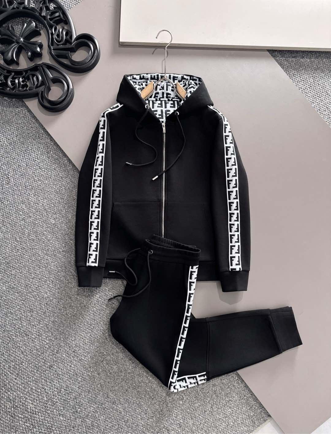 NO:513670,FE**NDI 2025 Early Autumn New Set This year's counter new product, cool and handsome men's fashion and urban style, specially equipped with customized fabrics, not a product that can be compared with ordinary fabrics. Very charming design, very detailed, it is very difficult to make such a textured fabric. It is a very technical one. Details determine the high-end. The minimalist design elements of the season, a must-have item for trendy men, and a perfect version. Highly recommended!  Color.Black Size m-3xl, alexander wang19860909FE**NDI 芬**迪2025早秋新款套装 今年的专柜新品,男士帅酷爆款 时尚都市百搭款,特供定制面料,不是一般面料所能对比的产品.非常极具魅力的设计,细节非常到位,这么有质感面料做出来非常有难度,要非常讲究技术的一款,细节决定高端.极简当季的设计元素,潮男必备单品,完美版型,强烈推荐！ 颜色.黑色  尺码m-3xl,,alexander wang,Men's clothing