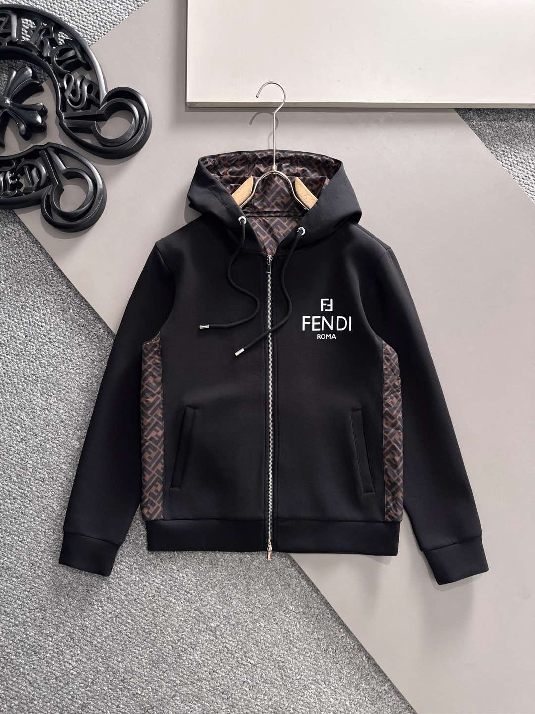 NO:513619,Fendi 2025 early autumn new style jacket!  This year's new counter products, cool and handsome men's fashion and urban style, with customized fabrics, which are not comparable to ordinary fabrics. Very charming design, very detailed, and it is very difficult to make such a textured fabric. It is a very technical one. Details determine the high-end. The minimalist design elements of the season, a must-have item for trendy men, and a perfect version. Highly recommended!  Color.Black and White Size m-3xl,,fendi,jackets & coats,jackets & coats,alexander wang19860909芬迪2025早秋新款 夹克外套！今年的专柜新品,男士帅酷爆款 时尚都市百搭款,特供定制面料,不是一般面料所能对比的产品.非常极具魅力的设计,细节非常到位,这么有质感面料做出来非常有难度,要非常讲究技术的一款,细节决定高端.极简当季的设计元素,潮男必备单品,完美版型,强烈推荐！ 颜色.黑色 白色 尺码m-3xl,,fendi,jackets & coats,jackets & coats,alexander wang,Men's clothing