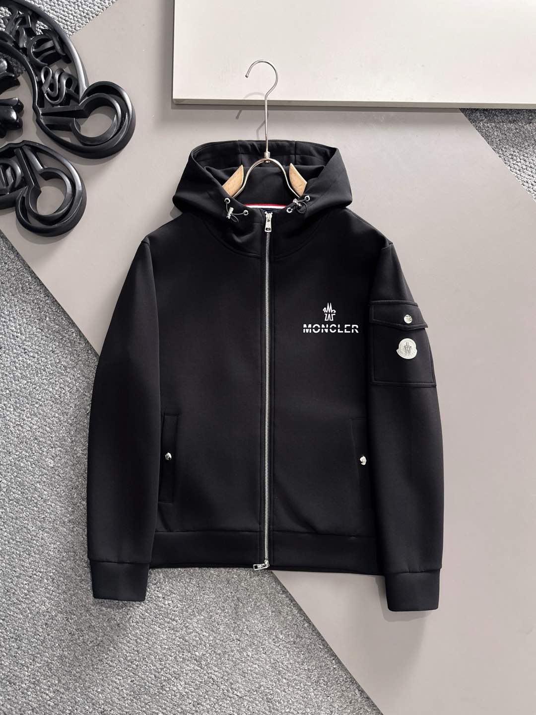 NO:513616,Counter [MONCLER] 2025ss new casual jacket!  The counter is synchronized. The details are exquisite and high-end, and the brand logo is full of high-end feel. The custom fabric shows more youthful and energetic. Customized high-end fabrics are crisp and stylish on the upper body, comfortable and not tight. The customized metal logo zipper is very classy, ​​and the clean and neat tailoring is full of urban style. Just wear it. It is the first choice for high-end fashion fashion people. The upper body effect is super good!  Code number M-3XL, Jackets & coats,alexander wang19860909专柜【MONCLER】蒙**口 2025ss新款休闲外套！专柜同步.细节精致高级,品牌logo压胶高级感满满.定织面料更显年轻活力,定制高端面料,上身挺括有型,舒适不紧绷.定制金属logo拉链非常有档次,干净利落的剪裁都市风十足,穿上心情就好,高端潮流时尚人士首选,上身效果超级好看！ 码数M-3XL,,jackets & coats,alexander wang,Men's clothing