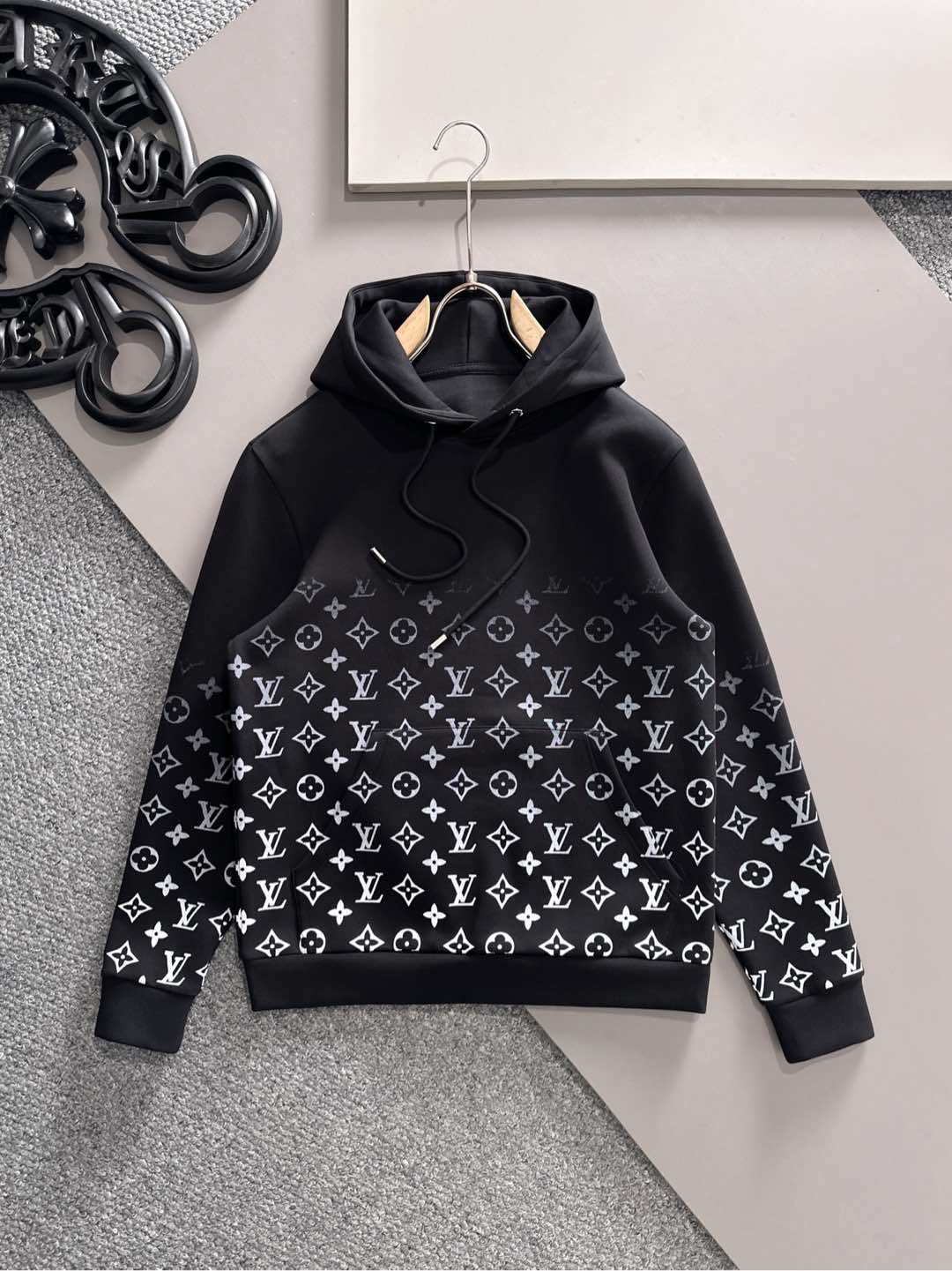 NO:513675,Lv# 2025 Early Autumn New sweatshirt, high quality, top version trading company channel orders, exclusive limited overseas quality for sale, classic is eternal, absolutely worth buying!  This type of sweatshirt is also a must-have for everyone, so you don’t have to think about how to match it, and you can easily get it done!  Custom-made fabrics are provided with smooth touch, but they are crisp and stylish, with a full texture on the upper body!  The overall style is simple and generous without losing style, with a strong sense of upper body, absolutely at the forefront of fashion, very comfortable to wear, exquisite and vivid upper body, capable of various occasions whether it is sports or leisure, size M—XXXL,,louis vuitton,hoodie,sweatshirts,alexander wang19860909Lv# 2025早秋 新款卫衣,高品质,顶级版本贸易公司渠道订单,海外精品独家限定发售,经典即永恒,入手绝对值的！这种类型的卫衣也是人人必备,不用想怎么搭配,轻松搞定！客供定制面料,触感顺滑,却又挺括有型,上身质感十足！ 整体简洁大方而不失格调,上身感极强,绝对走在时尚最前端,穿着非常舒适,上身精致跃然,无论是运动还是休闲时候都能胜任各种场合, 尺码M—XXXL,,louis vuitton,hoodie,sweatshirts,alexander wang,Men's clothing