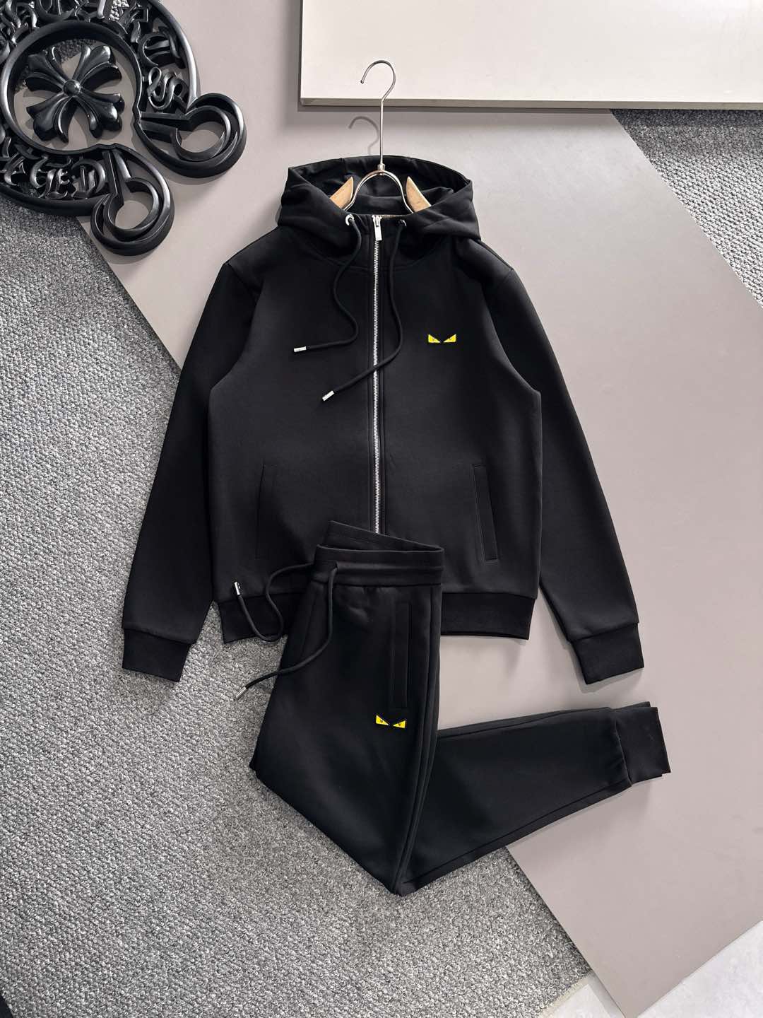 NO:513682,Fendi 2025 Early Autumn New Set, High-quality, Top-level version trading company channel orders, exclusive limited overseas quality, classic is eternal, absolutely worth buying!  This type of suit is also a must-have for lazy people. You don’t have to think about how to match it, just do it easily!  Custom-made fabrics are provided with smooth touch, but they are crisp and stylish, with a full texture on the upper body!  The overall style is simple and generous without losing style, with a strong sense of upper body, absolutely at the forefront of fashion, very comfortable to wear, no need to say much about the style and cutting of pants, the upper body is exquisite and vivid, and the truly palace-level casual trousers can be competent for various occasions whether they are sports or casual. It is worth recommending Amway, and roaring recommendation!  !  !  Size M—XXXL, fendi,alexander wang19860909芬迪2025早秋新款套装 高品质,顶级版本贸易公司渠道订单,海外精品独家限定发售,经典即永恒,入手绝对值的！这种类型的套装也是懒人必备的一套,不用想怎么搭配,直接一套轻松搞定！客供定制面料,触感顺滑,却又挺括有型,上身质感十足！ 整体简洁大方而不失格调,上身感极强,绝对走在时尚最前端,穿着非常舒适,裤型款式和裁剪亦无需多言,上身精致跃然,真正殿堂级的休闲卫裤,无论是运动还是休闲时候都能胜任各种场合,值得安利,咆哮推荐！！！ 不拆卖尺码M—XXXL,,fendi,alexander wang,Men's clothing