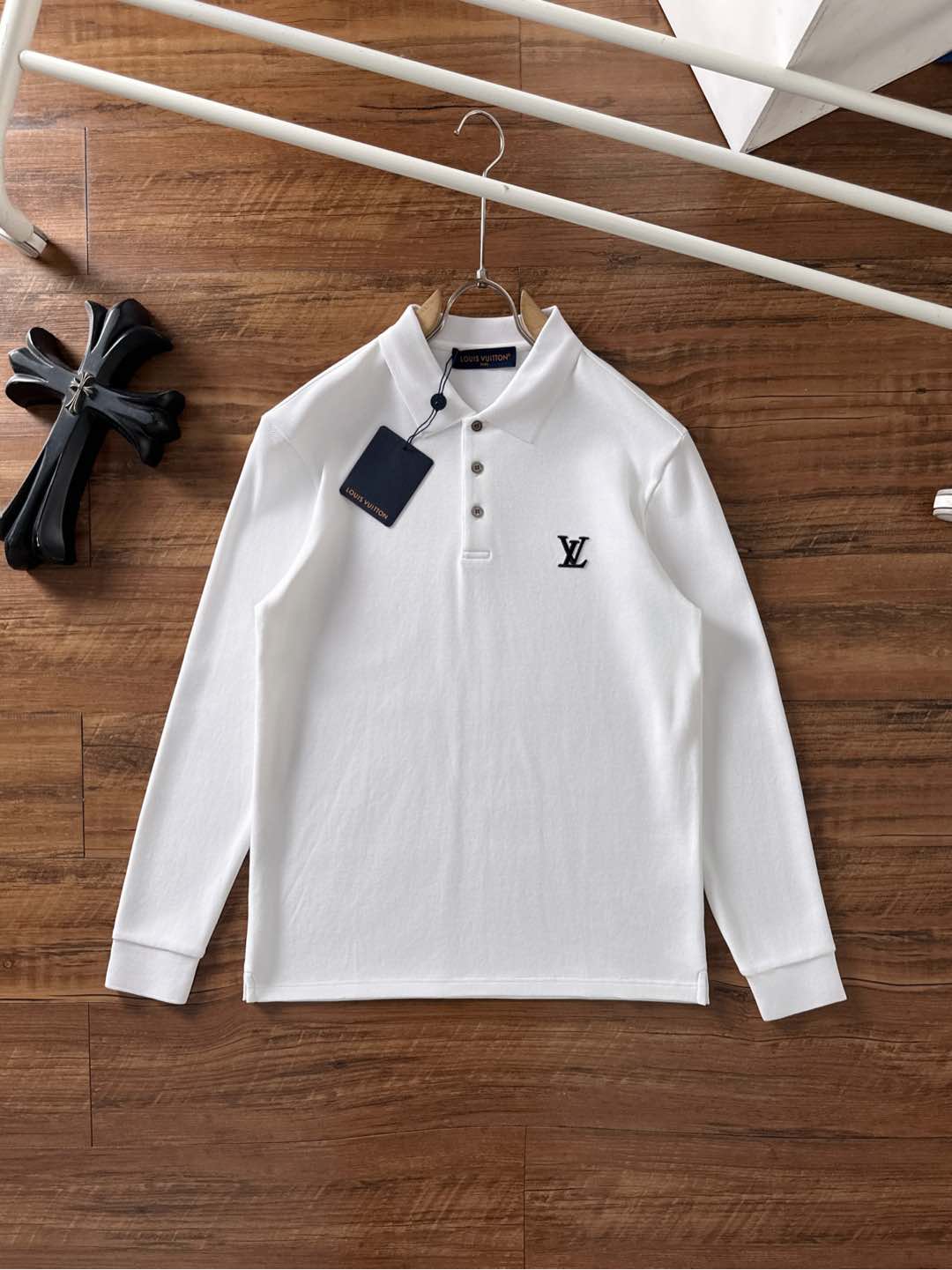 P110 LV 2025 otoño e invierno nuevo polo de manga larga. Producto de una empresa comercial de Hong Kong, canal de comer…