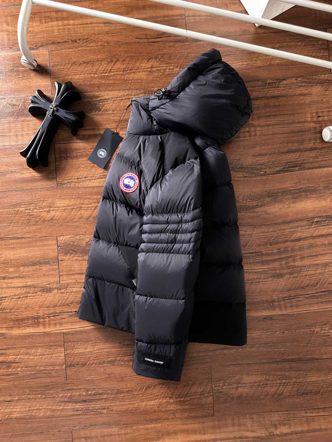 Canada Goose(加拿大鹅) FW2025新款羽绒服。连帽设计，男女同款，时尚感满满。采用定制面