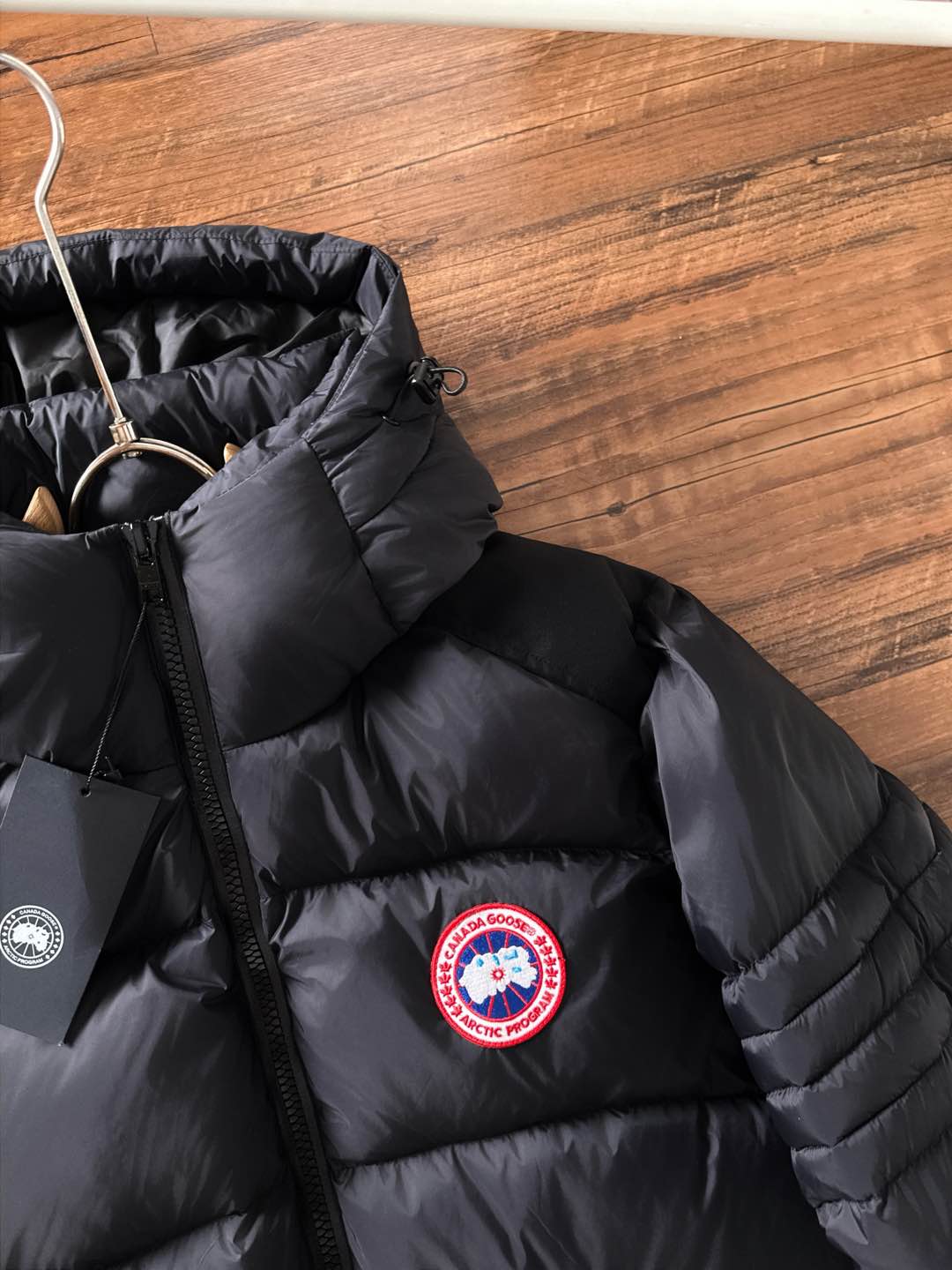 Canada Goose(加拿大鹅) FW2025新款羽绒服。连帽设计，男女同款，时尚感满满。采用定制面