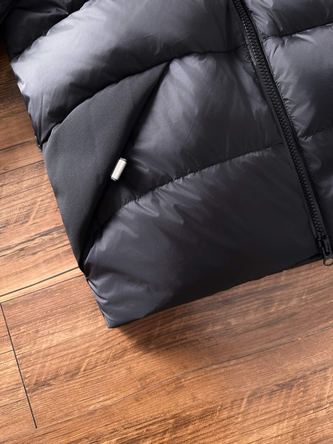 Canada Goose(加拿大鹅) FW2025新款羽绒服。连帽设计，男女同款，时尚感满满。采用定制面