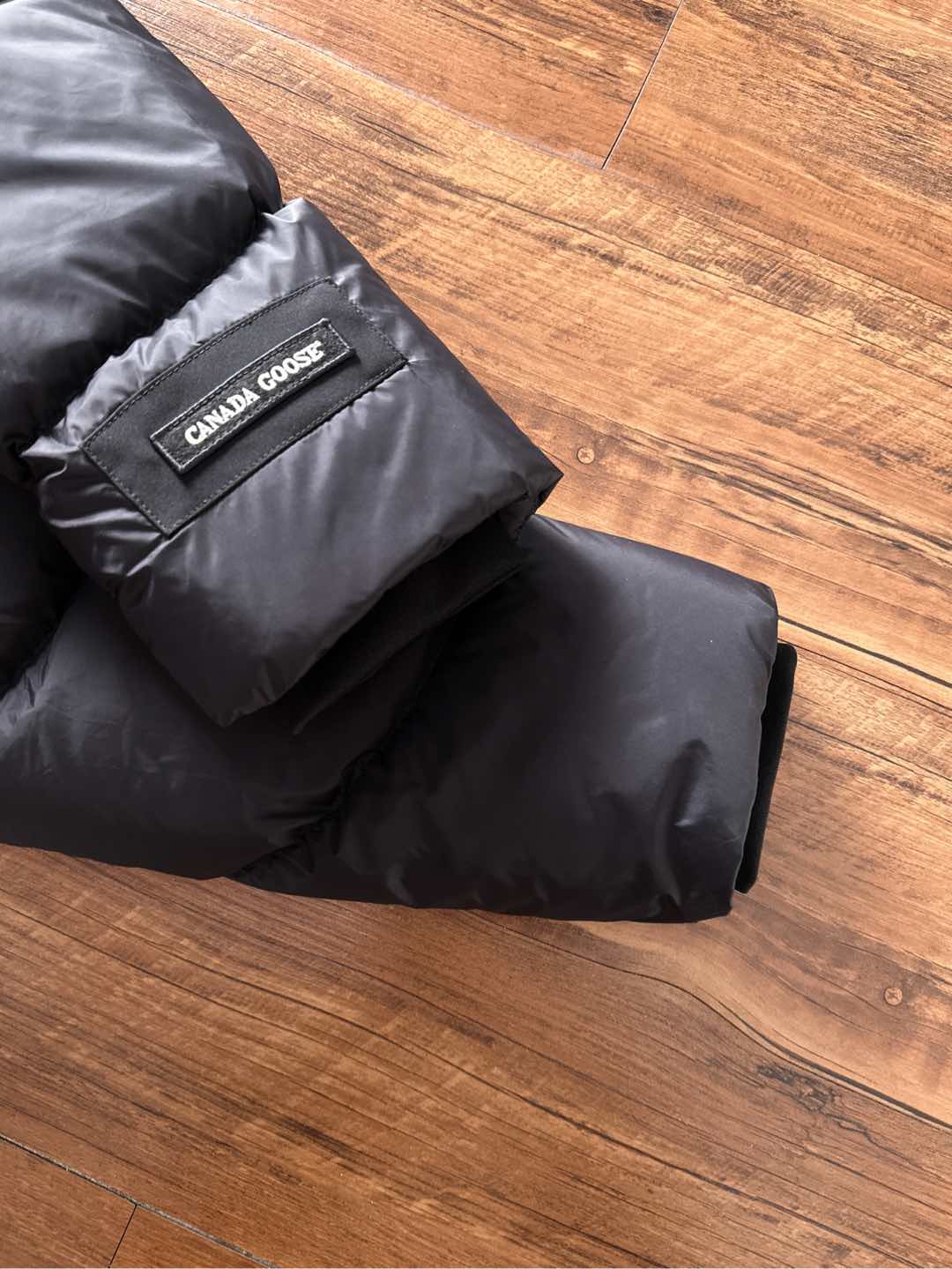 Canada Goose(加拿大鹅) FW2025新款羽绒服。连帽设计，男女同款，时尚感满满。采用定制面