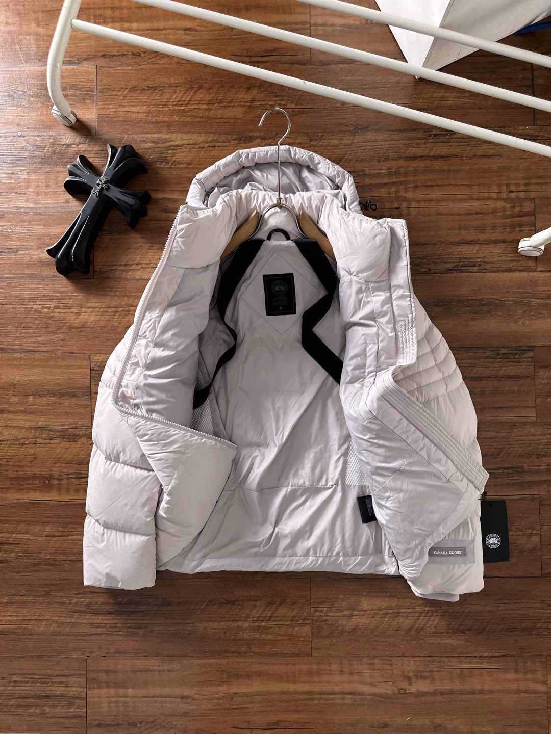 Canada Goose(加拿大鹅) FW2025新款羽绒服。连帽设计，男女同款，时尚感满满。采用定制面