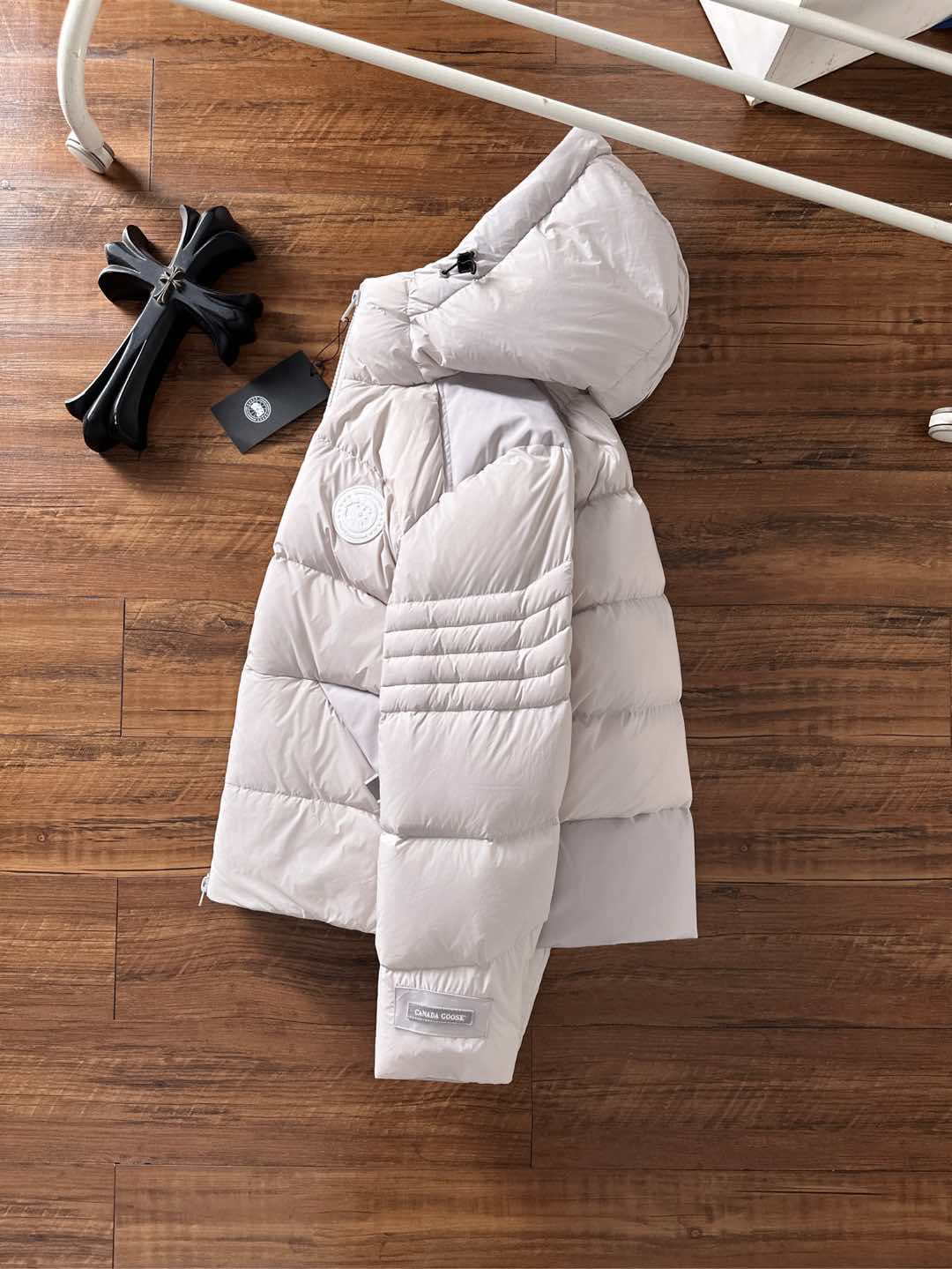 Canada Goose(加拿大鹅) FW2025新款羽绒服。连帽设计，男女同款，时尚感满满。采用定制面