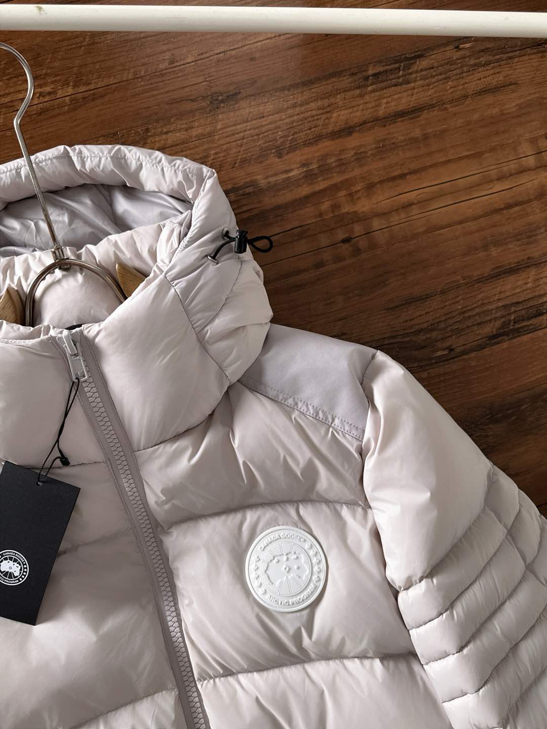 Canada Goose(加拿大鹅) FW2025新款羽绒服。连帽设计，男女同款，时尚感满满。采用定制面