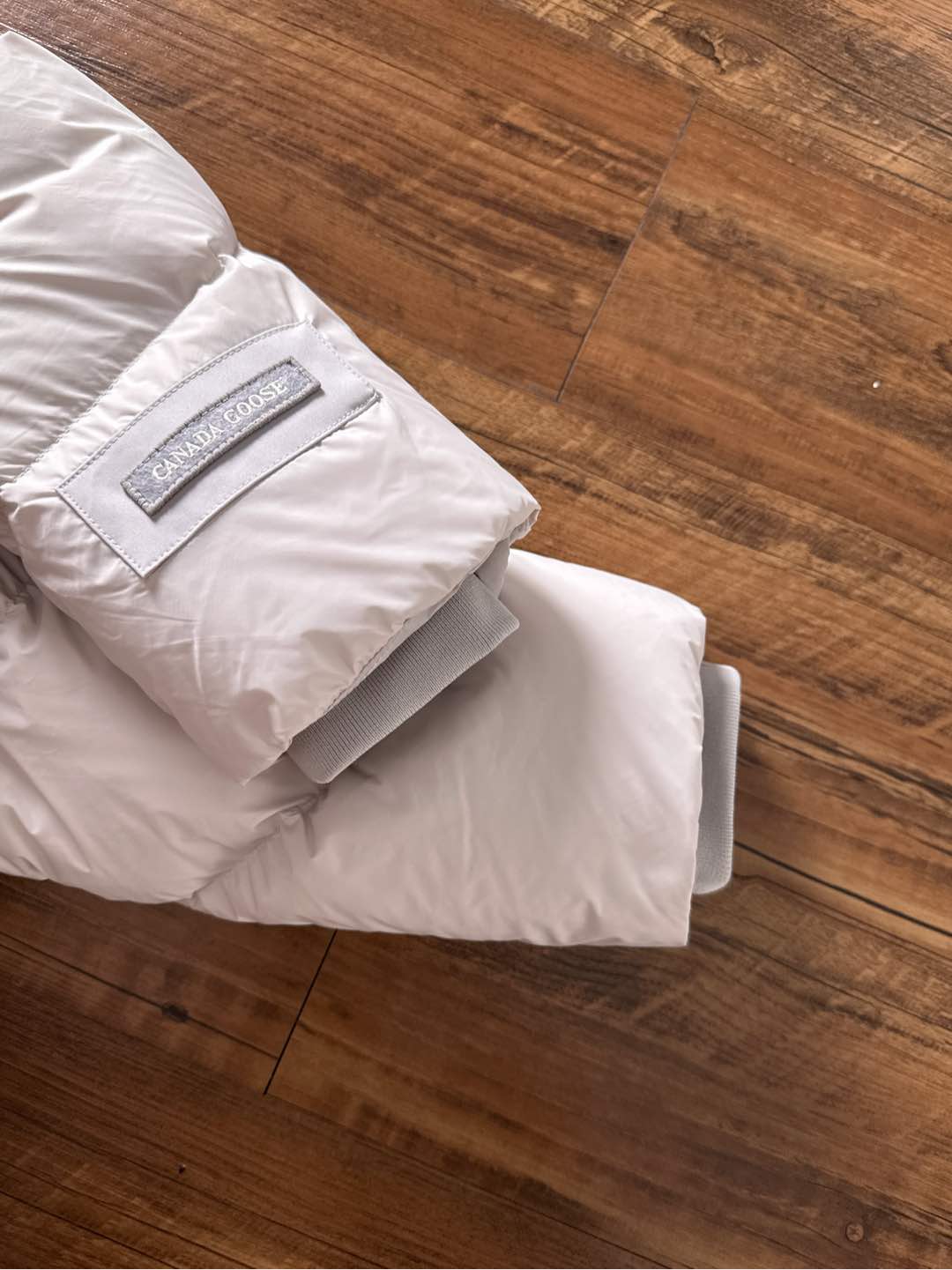 Canada Goose(加拿大鹅) FW2025新款羽绒服。连帽设计，男女同款，时尚感满满。采用定制面