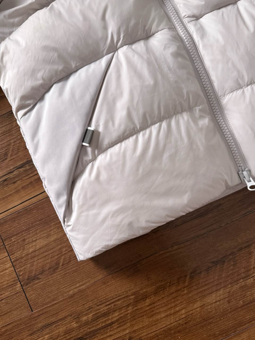 Canada Goose(加拿大鹅) FW2025新款羽绒服。连帽设计，男女同款，时尚感满满。采用定制面