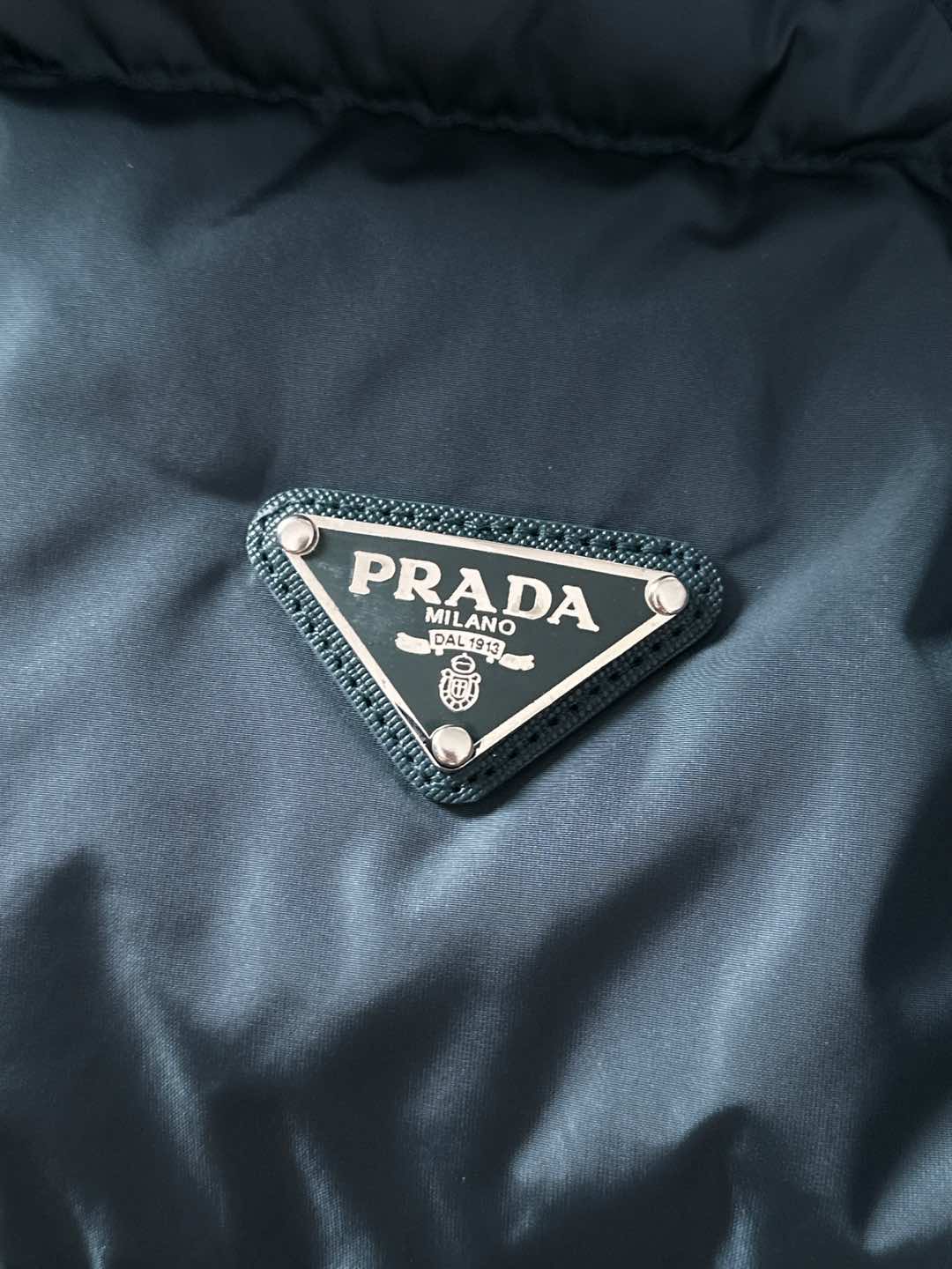 Prada&普拉达FW2025秋冬新款羽绒服。柜子在售款，一件难求。采用定制防风防雨面料，抗皱立挺有型，