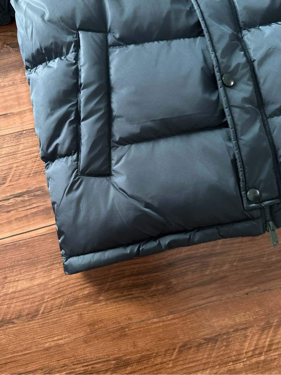 Prada&普拉达FW2025秋冬新款羽绒服。柜子在售款，一件难求。采用定制防风防雨面料，抗皱立挺有型，