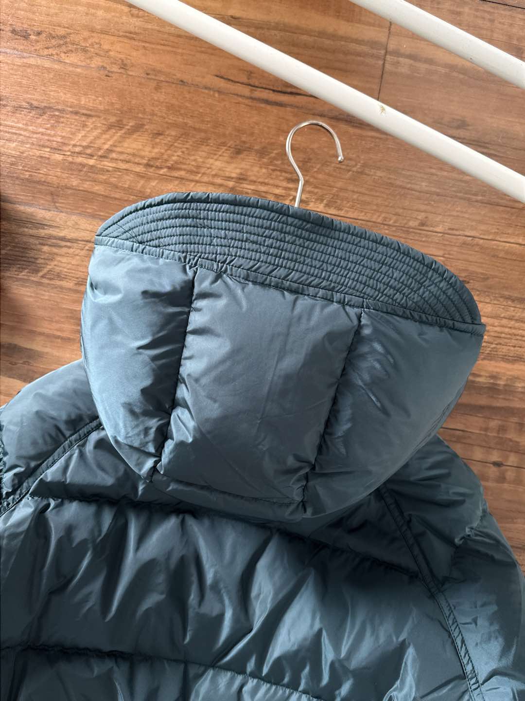 Prada&普拉达FW2025秋冬新款羽绒服。柜子在售款，一件难求。采用定制防风防雨面料，抗皱立挺有型，