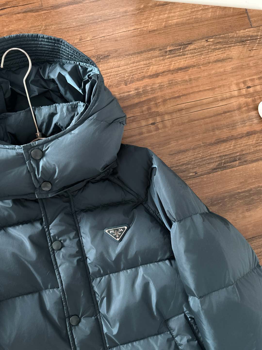 Prada&普拉达FW2025秋冬新款羽绒服。柜子在售款，一件难求。采用定制防风防雨面料，抗皱立挺有型，