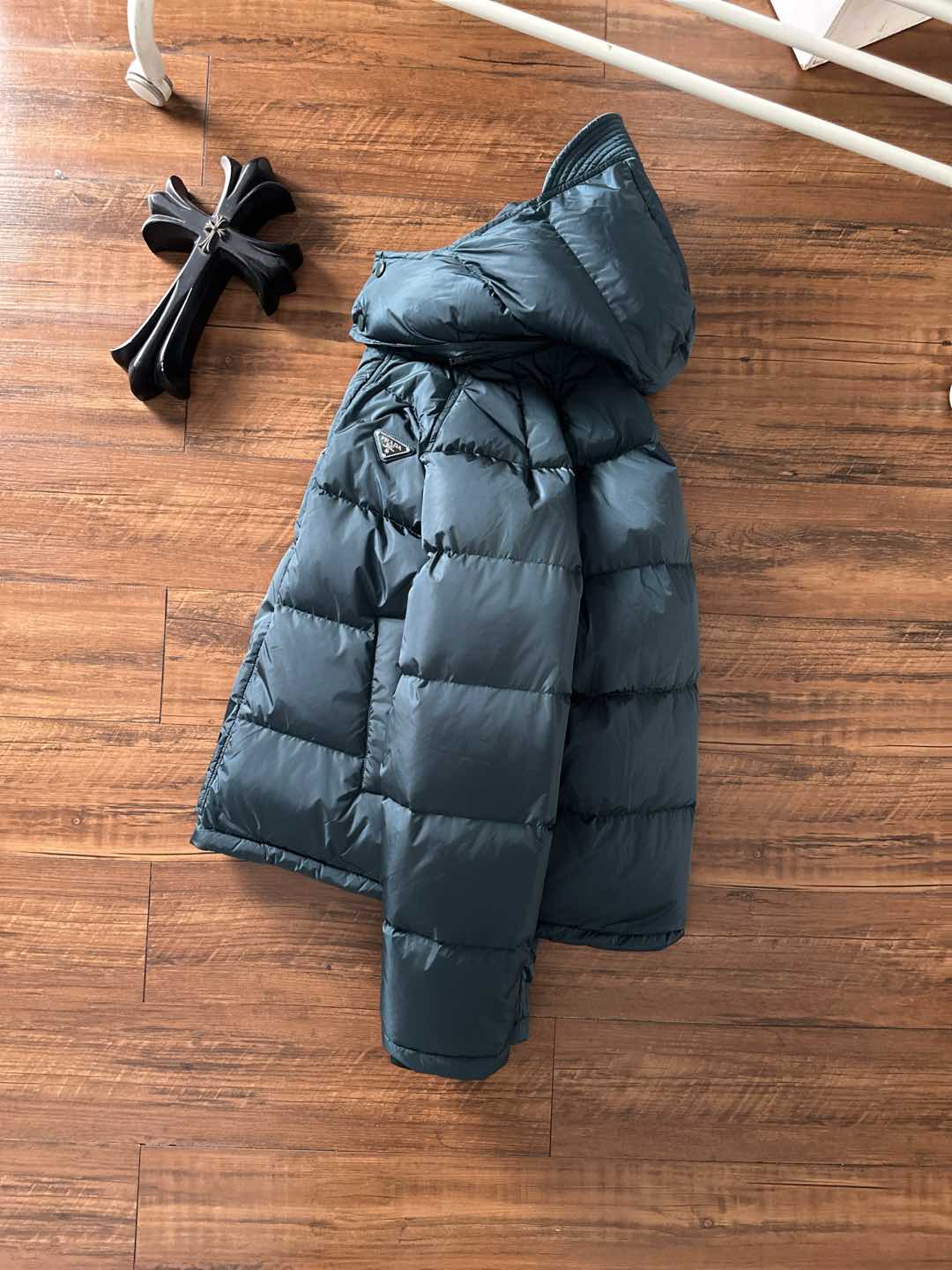 Prada&普拉达FW2025秋冬新款羽绒服。柜子在售款，一件难求。采用定制防风防雨面料，抗皱立挺有型，