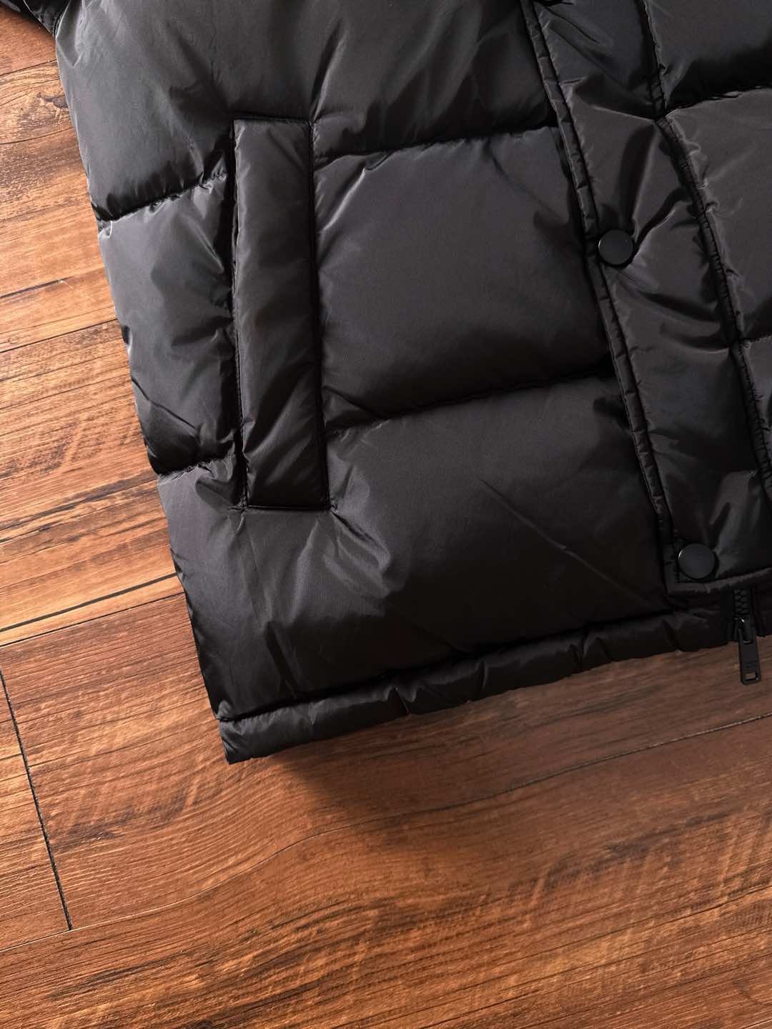 Prada&普拉达FW2025秋冬新款羽绒服。柜子在售款，一件难求。采用定制防风防雨面料，抗皱立挺有型，