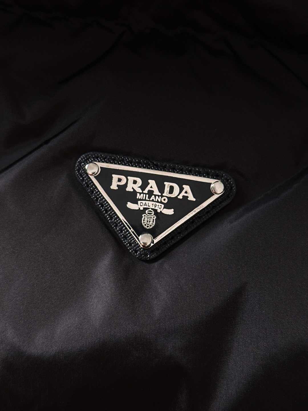 Prada&普拉达FW2025秋冬新款羽绒服。柜子在售款，一件难求。采用定制防风防雨面料，抗皱立挺有型，