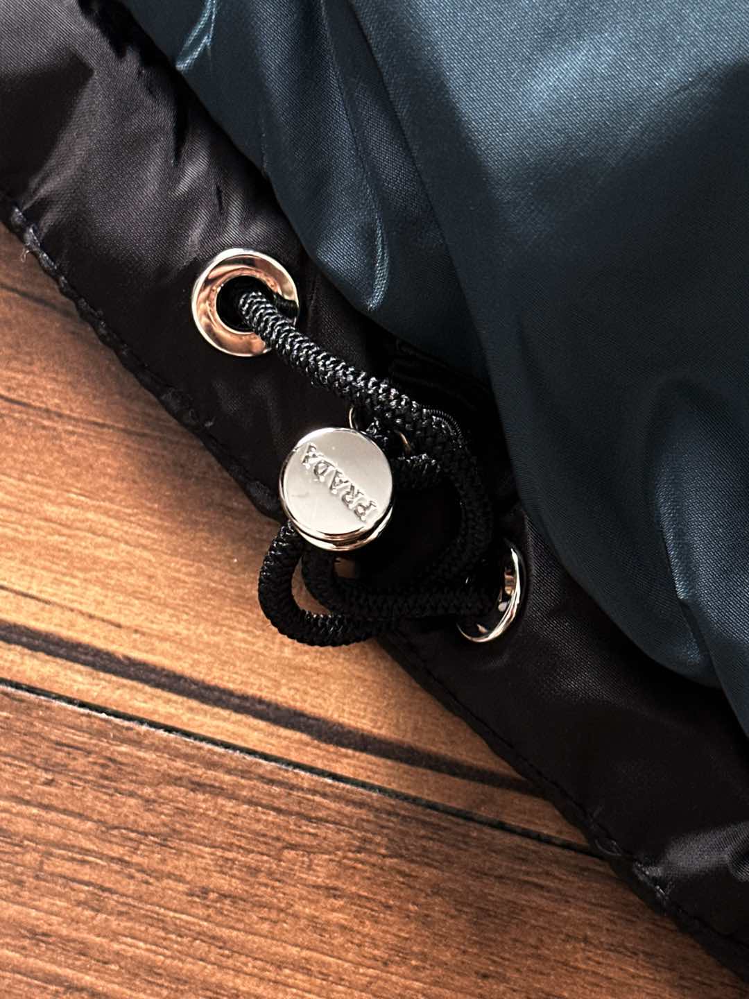 Prada&普拉达FW2025秋冬新款羽绒服。柜子在售款，一件难求。采用定制防风防雨面料，抗皱立挺有型，